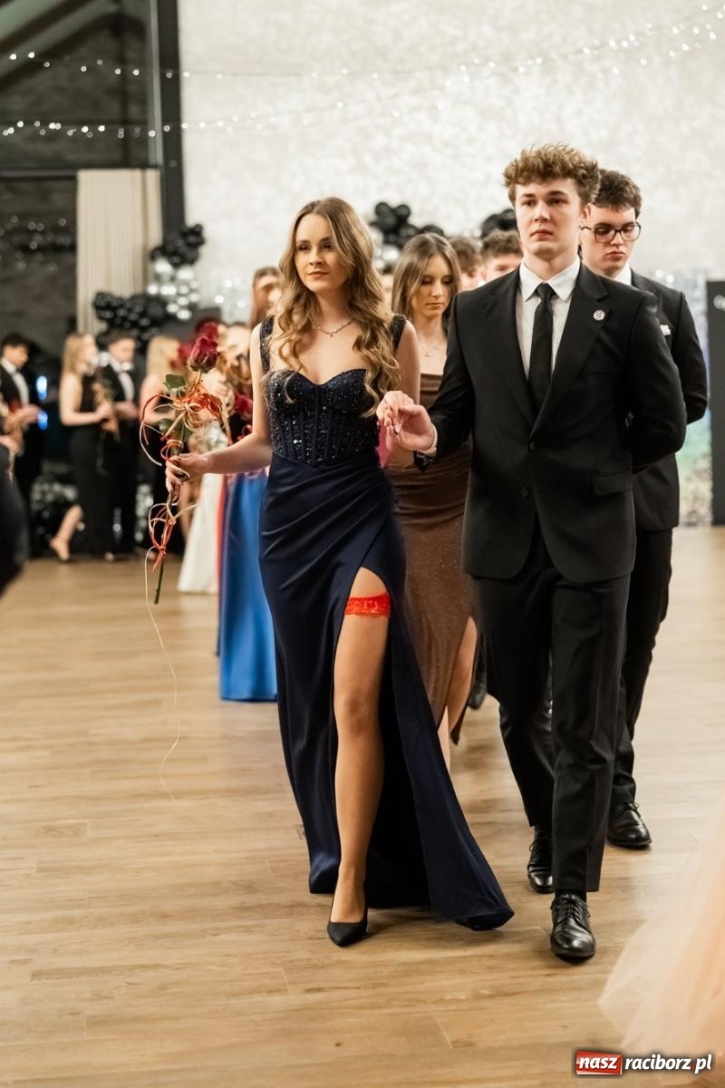 Zdjęcie w galerii na portalu naszraciborz.pl: ZSO nr 1 w Raciborzu po raz pierwszy bawi się na studniówce w Rudach [FOTO i WIDEO] wiadomości z regionu