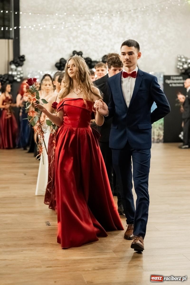 Zdjęcie w galerii na portalu naszraciborz.pl: ZSO nr 1 w Raciborzu po raz pierwszy bawi się na studniówce w Rudach [FOTO i WIDEO] wiadomości z regionu