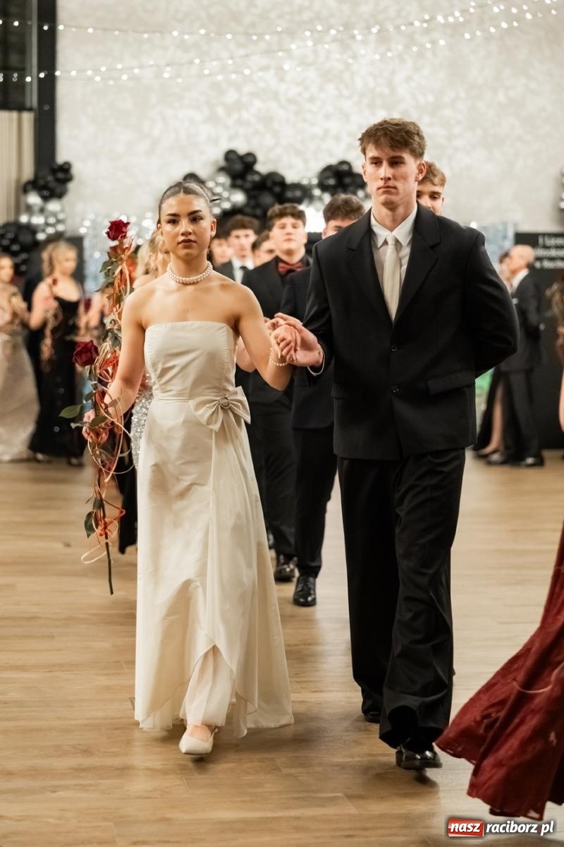 Zdjęcie w galerii na portalu naszraciborz.pl: ZSO nr 1 w Raciborzu po raz pierwszy bawi się na studniówce w Rudach [FOTO i WIDEO] wiadomości z regionu