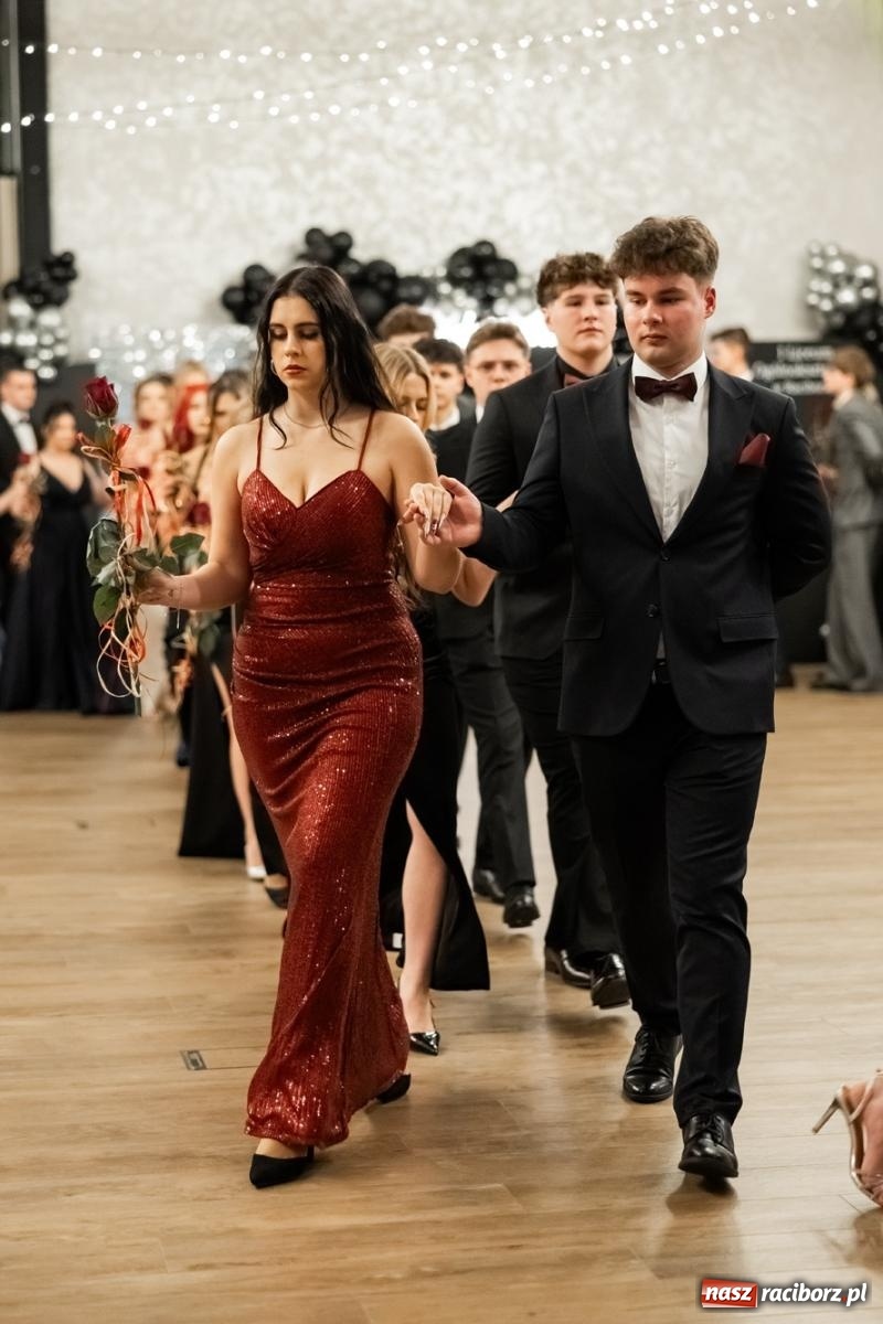 Zdjęcie w galerii na portalu naszraciborz.pl: ZSO nr 1 w Raciborzu po raz pierwszy bawi się na studniówce w Rudach [FOTO i WIDEO] wiadomości z regionu