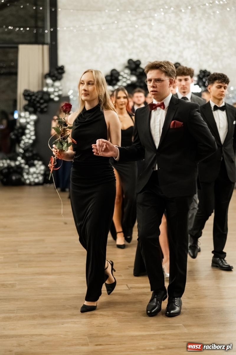 Zdjęcie w galerii na portalu naszraciborz.pl: ZSO nr 1 w Raciborzu po raz pierwszy bawi się na studniówce w Rudach [FOTO i WIDEO] wiadomości z regionu