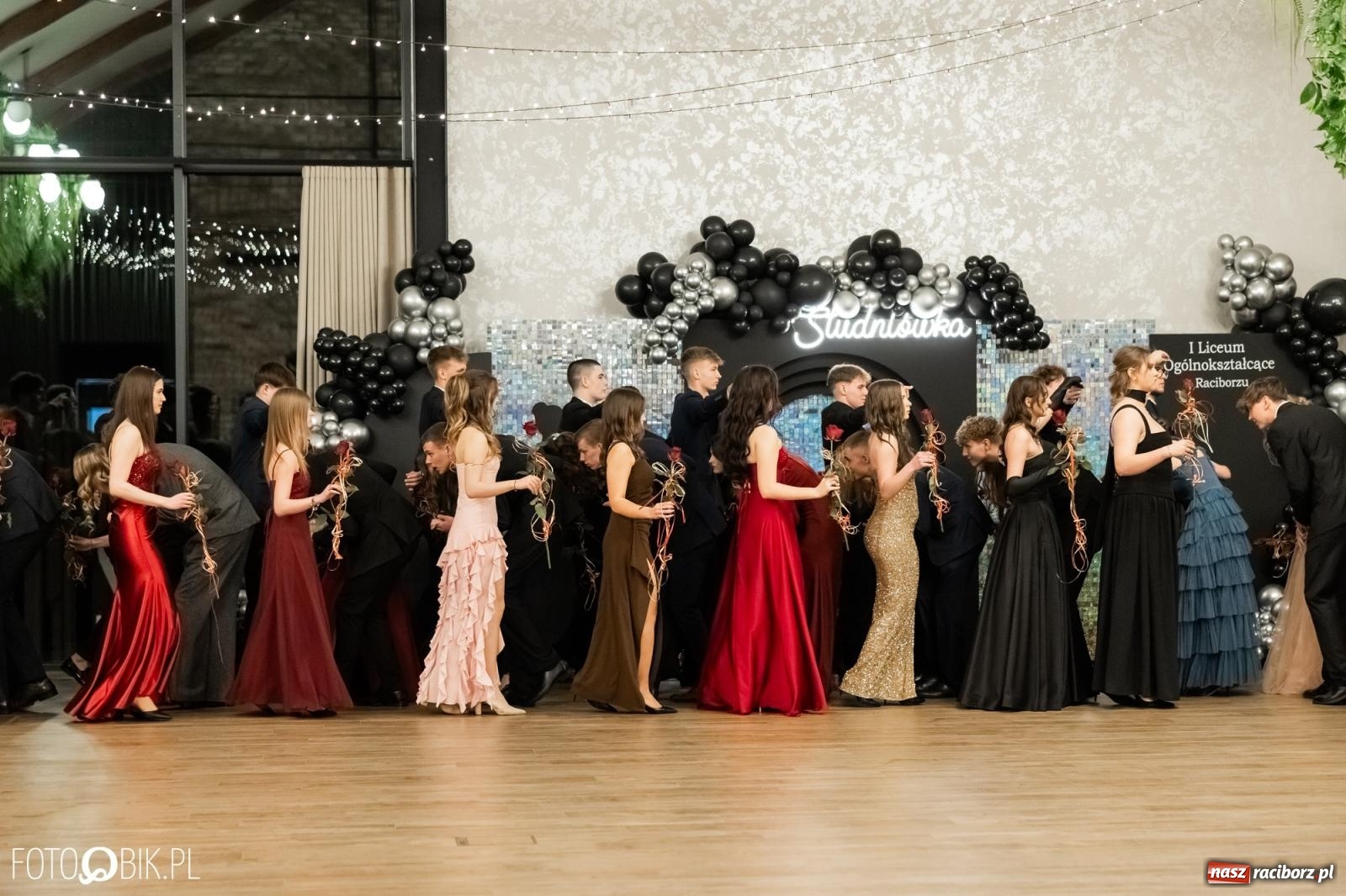 Zdjęcie w galerii na portalu naszraciborz.pl: ZSO nr 1 w Raciborzu po raz pierwszy bawi się na studniówce w Rudach [FOTO i WIDEO] wiadomości z regionu