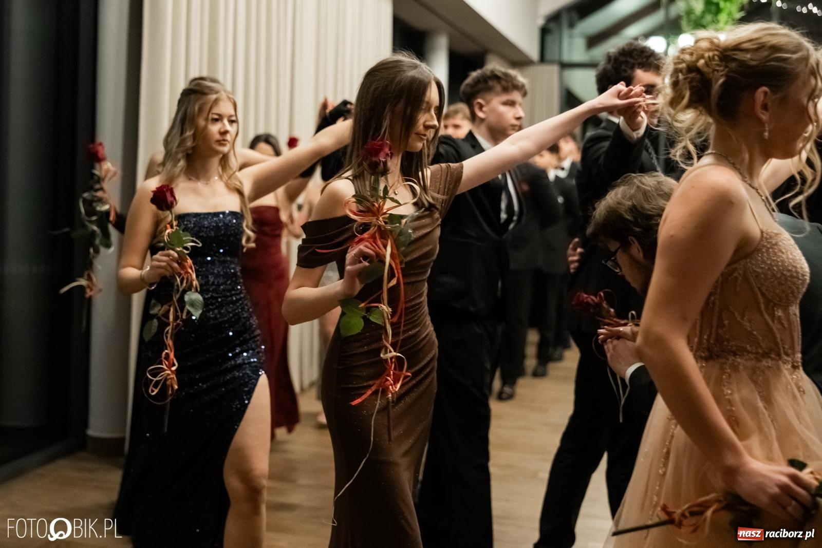 Zdjęcie w galerii na portalu naszraciborz.pl: ZSO nr 1 w Raciborzu po raz pierwszy bawi się na studniówce w Rudach [FOTO i WIDEO] wiadomości z regionu