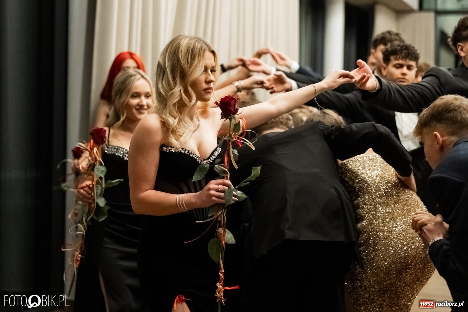 Zdjęcie w galerii na portalu naszraciborz.pl: ZSO nr 1 w Raciborzu po raz pierwszy bawi się na studniówce w Rudach [FOTO i WIDEO] wiadomości z regionu