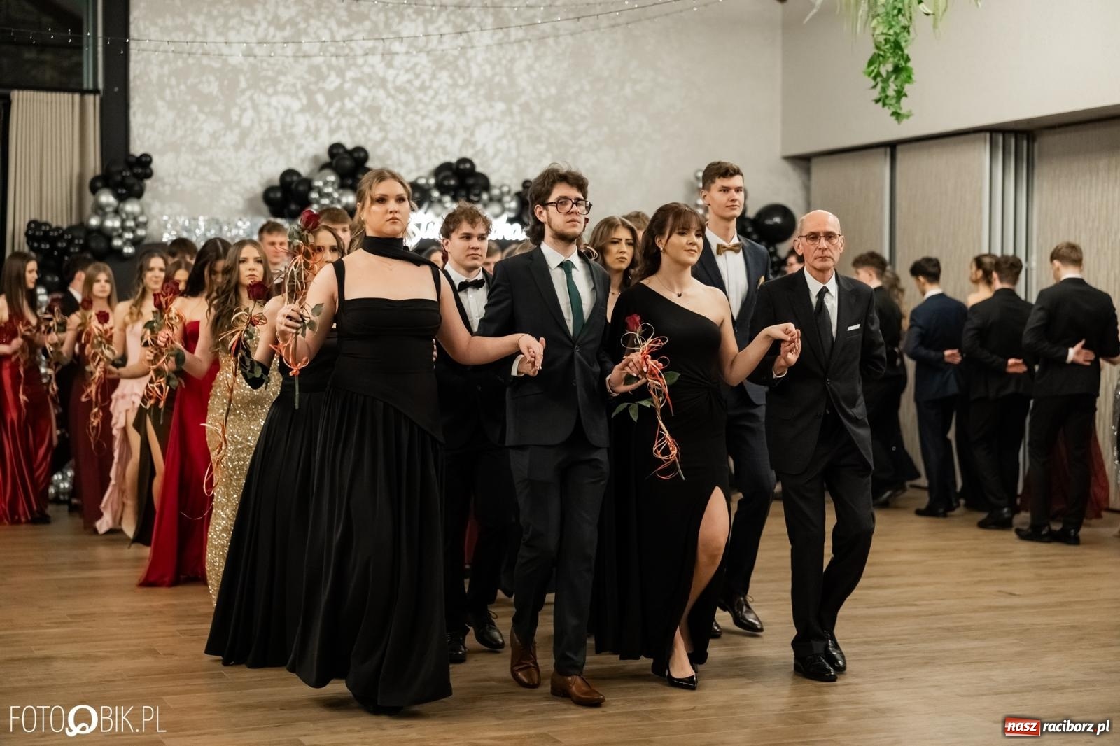 Zdjęcie w galerii na portalu naszraciborz.pl: ZSO nr 1 w Raciborzu po raz pierwszy bawi się na studniówce w Rudach [FOTO i WIDEO] wiadomości z regionu