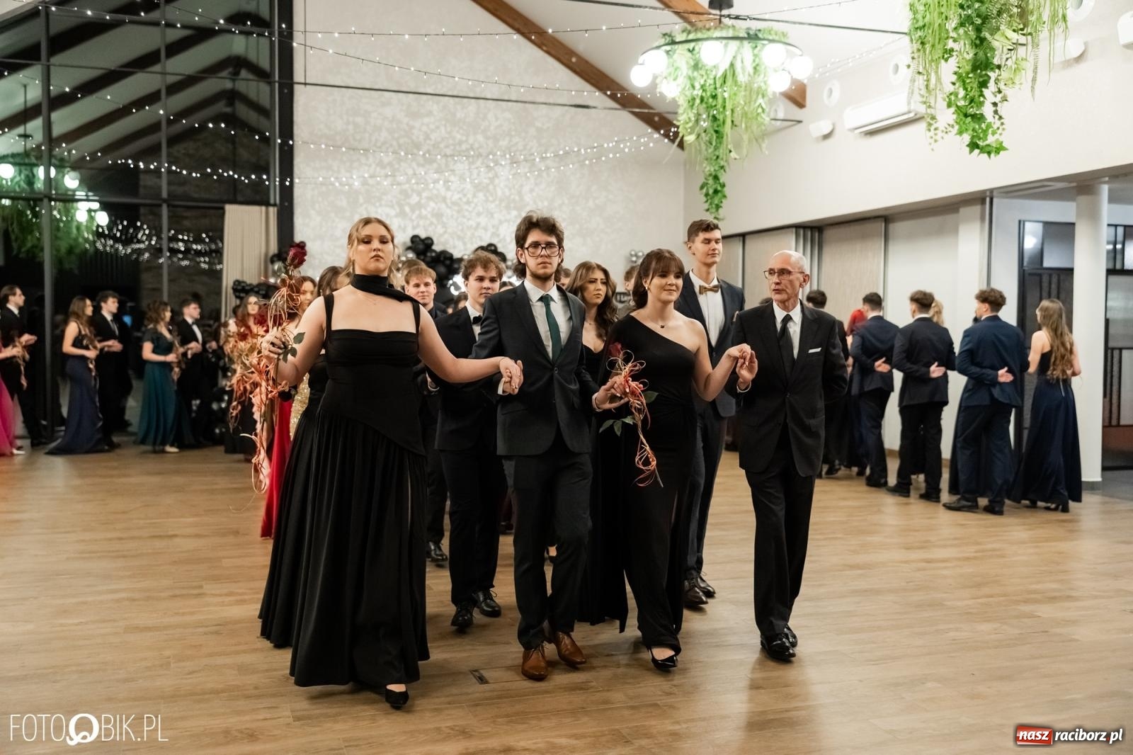 Zdjęcie w galerii na portalu naszraciborz.pl: ZSO nr 1 w Raciborzu po raz pierwszy bawi się na studniówce w Rudach [FOTO i WIDEO] wiadomości z regionu