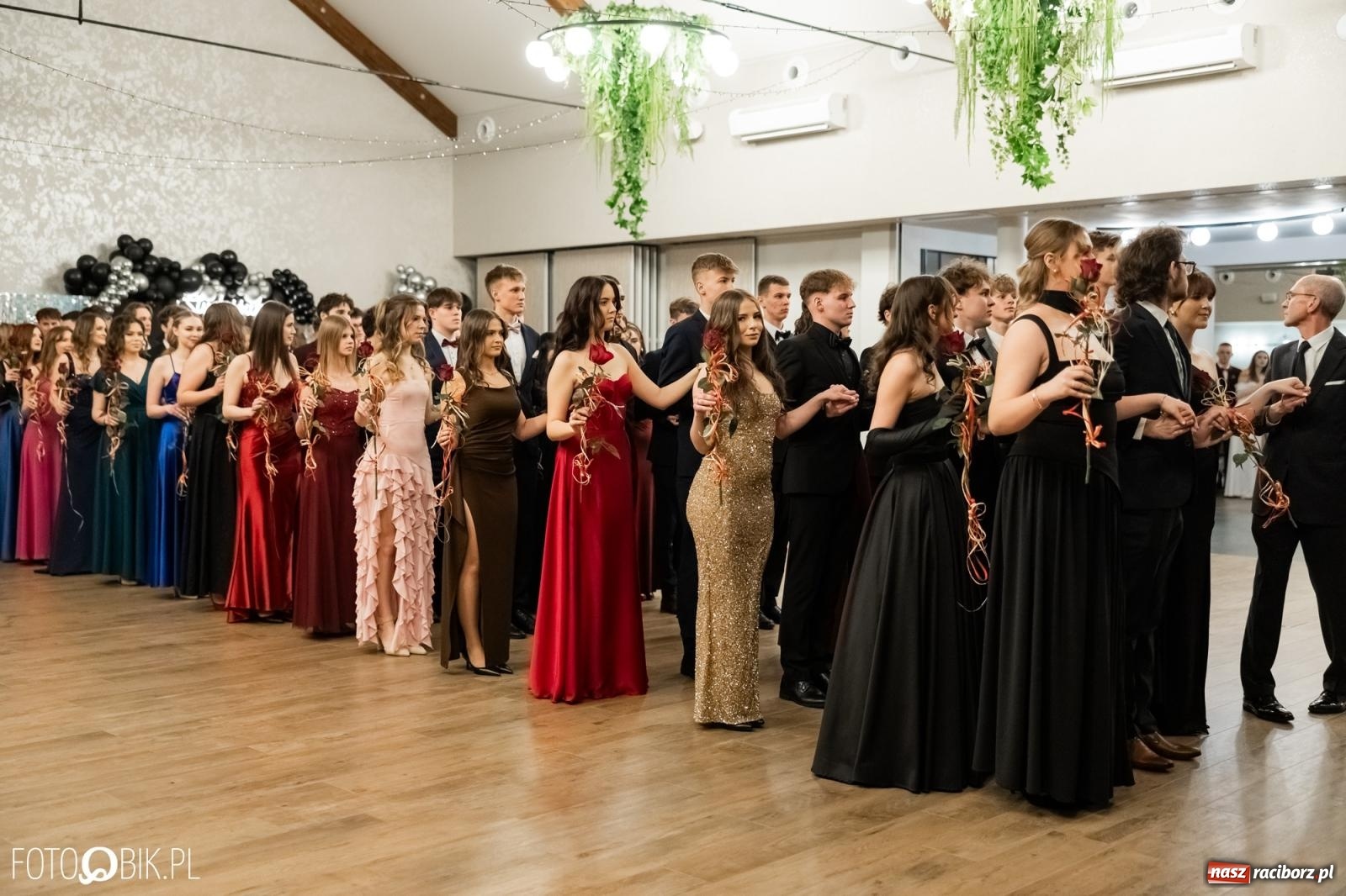 Zdjęcie w galerii na portalu naszraciborz.pl: ZSO nr 1 w Raciborzu po raz pierwszy bawi się na studniówce w Rudach [FOTO i WIDEO] wiadomości z regionu