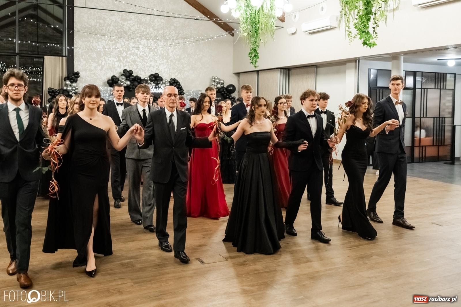 Zdjęcie w galerii na portalu naszraciborz.pl: ZSO nr 1 w Raciborzu po raz pierwszy bawi się na studniówce w Rudach [FOTO i WIDEO] wiadomości z regionu