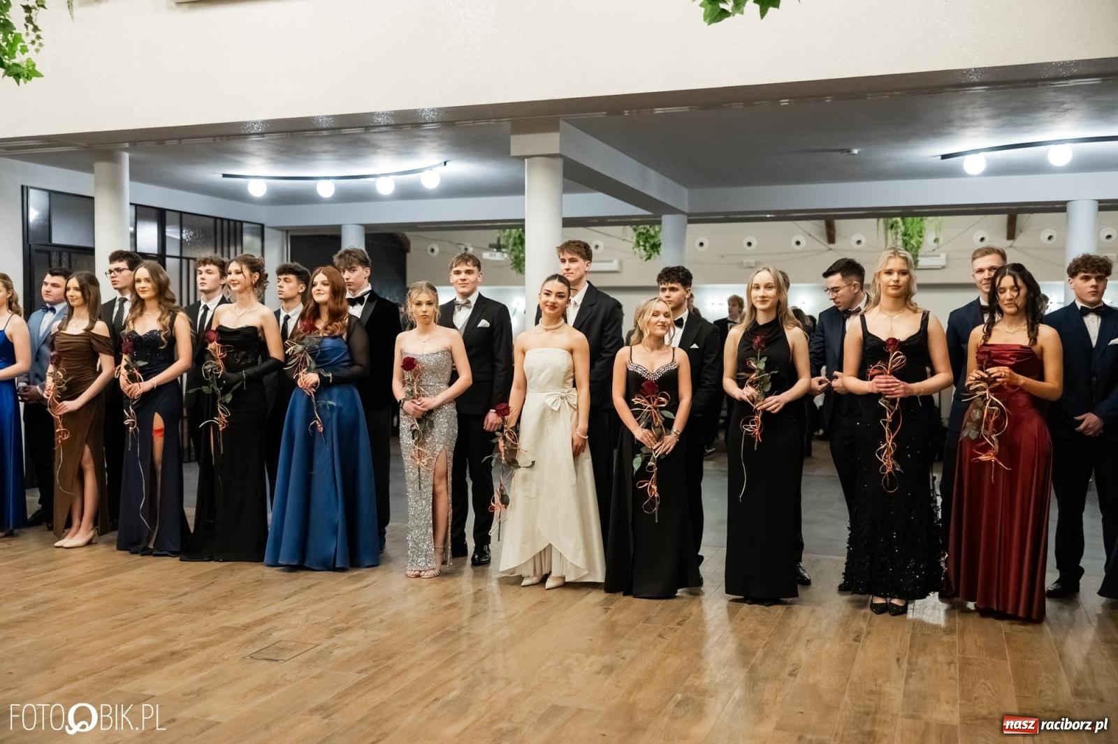 Zdjęcie w galerii na portalu naszraciborz.pl: ZSO nr 1 w Raciborzu po raz pierwszy bawi się na studniówce w Rudach [FOTO i WIDEO] wiadomości z regionu