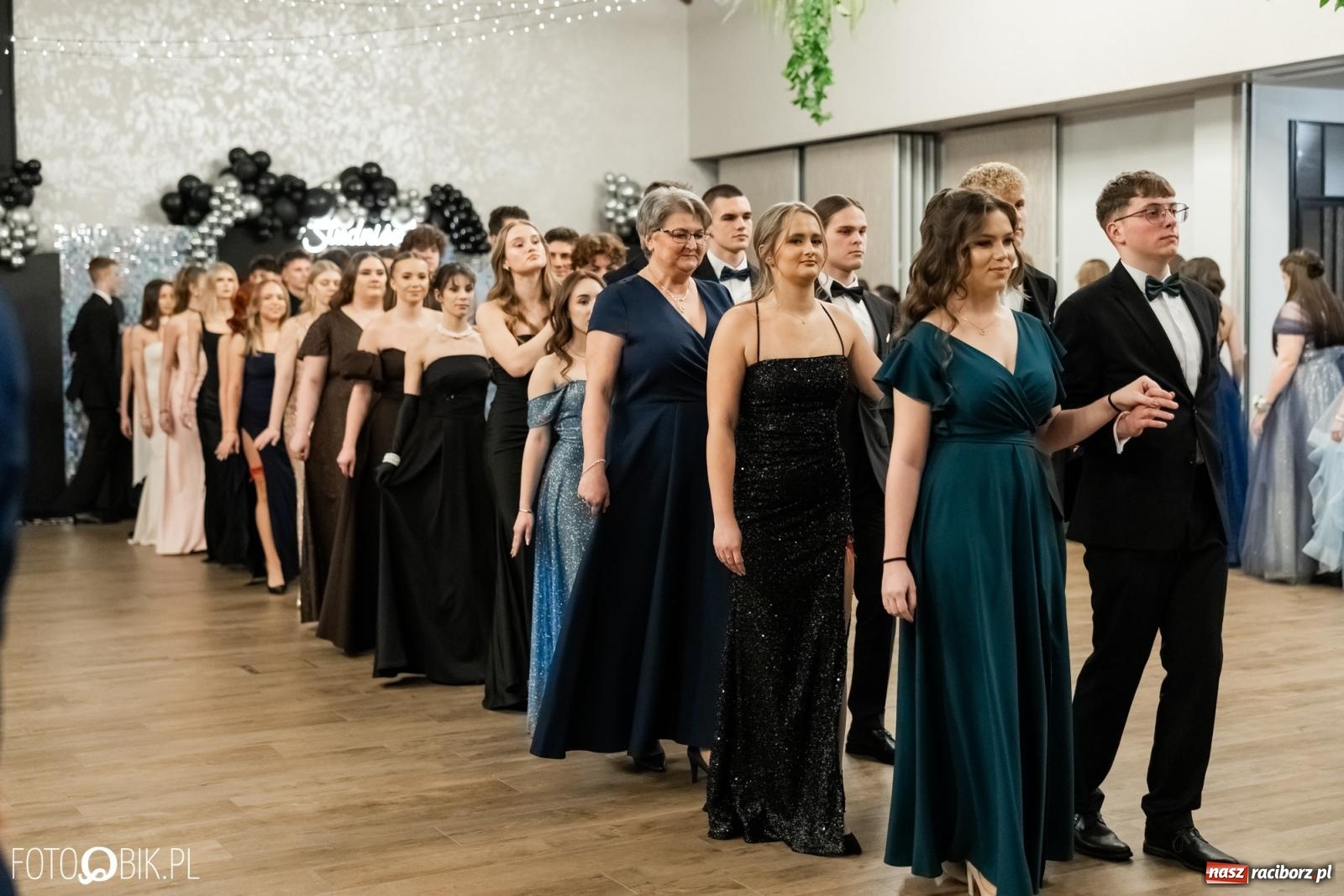 Zdjęcie w galerii na portalu naszraciborz.pl: ZSO nr 1 w Raciborzu po raz pierwszy bawi się na studniówce w Rudach [FOTO i WIDEO] wiadomości z regionu