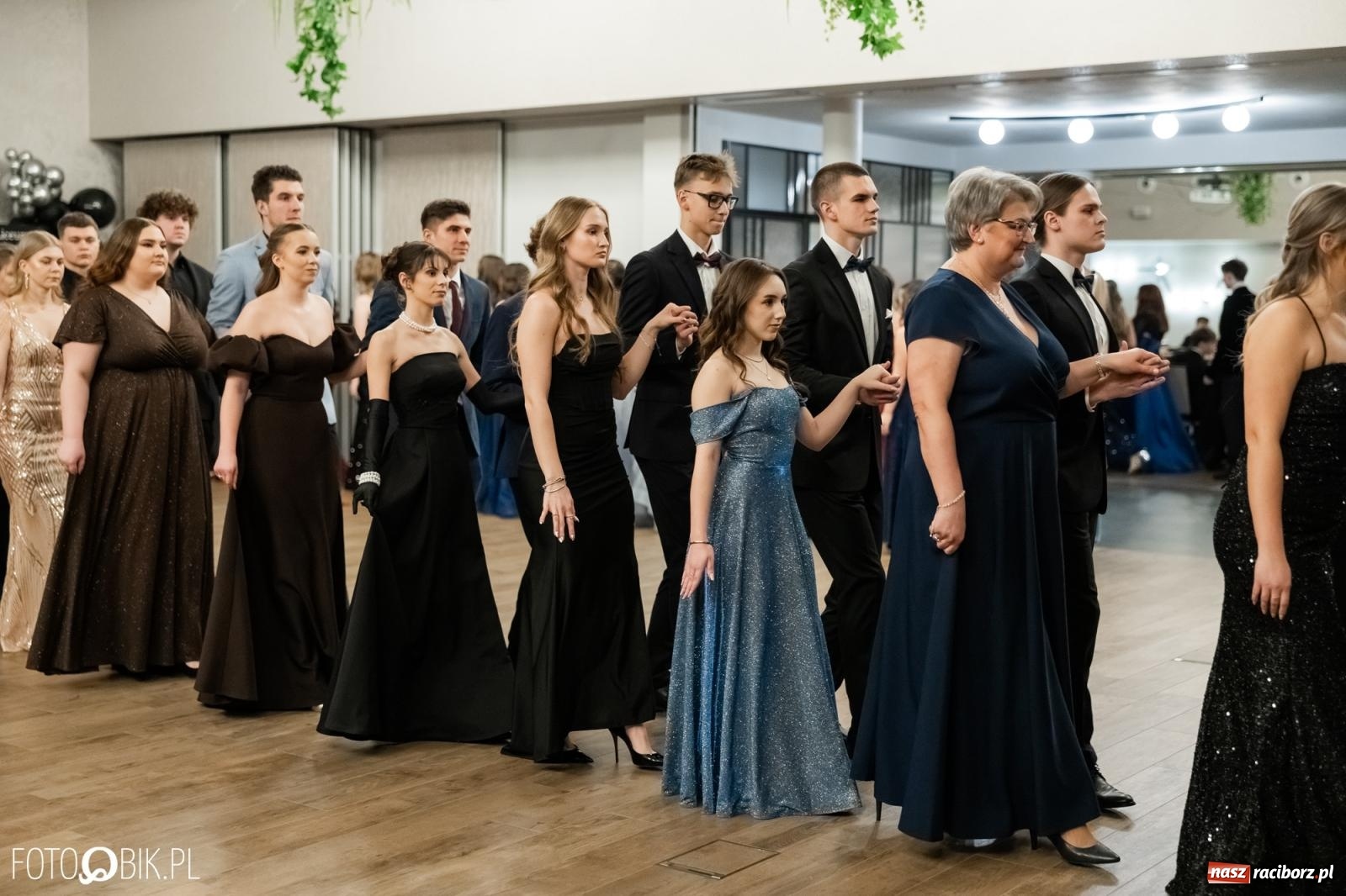 Zdjęcie w galerii na portalu naszraciborz.pl: ZSO nr 1 w Raciborzu po raz pierwszy bawi się na studniówce w Rudach [FOTO i WIDEO] wiadomości z regionu