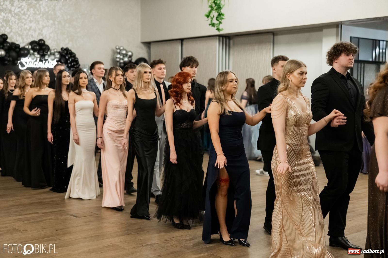 Zdjęcie w galerii na portalu naszraciborz.pl: ZSO nr 1 w Raciborzu po raz pierwszy bawi się na studniówce w Rudach [FOTO i WIDEO] wiadomości z regionu