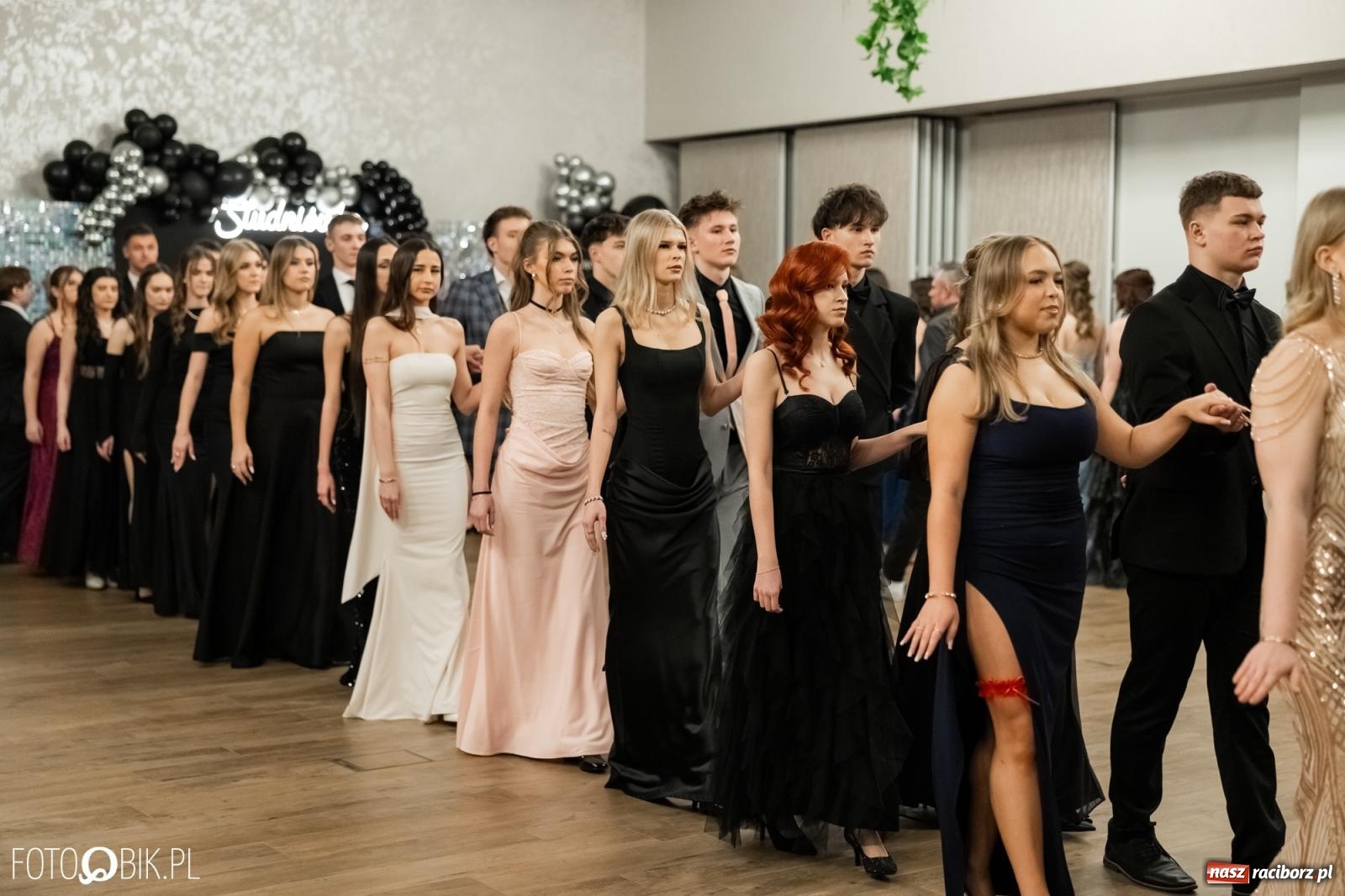 Zdjęcie w galerii na portalu naszraciborz.pl: ZSO nr 1 w Raciborzu po raz pierwszy bawi się na studniówce w Rudach [FOTO i WIDEO] wiadomości z regionu