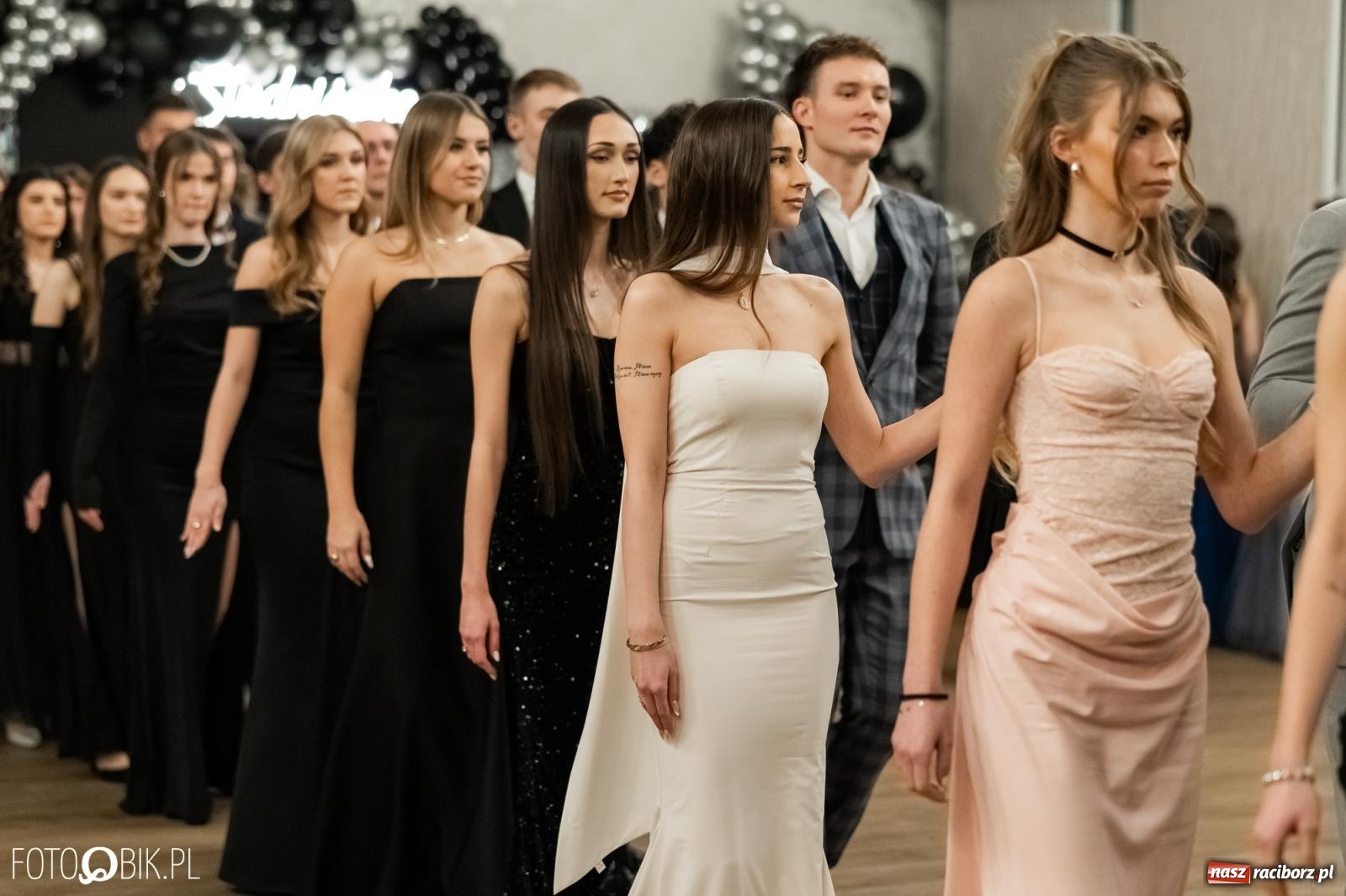 Zdjęcie w galerii na portalu naszraciborz.pl: ZSO nr 1 w Raciborzu po raz pierwszy bawi się na studniówce w Rudach [FOTO i WIDEO] wiadomości z regionu