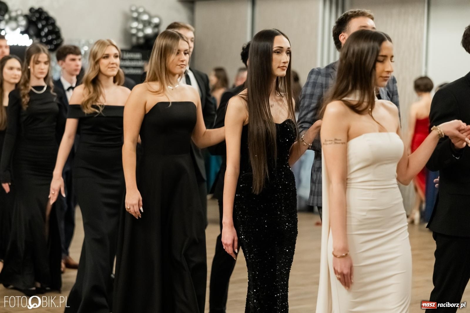 Zdjęcie w galerii na portalu naszraciborz.pl: ZSO nr 1 w Raciborzu po raz pierwszy bawi się na studniówce w Rudach [FOTO i WIDEO] wiadomości z regionu