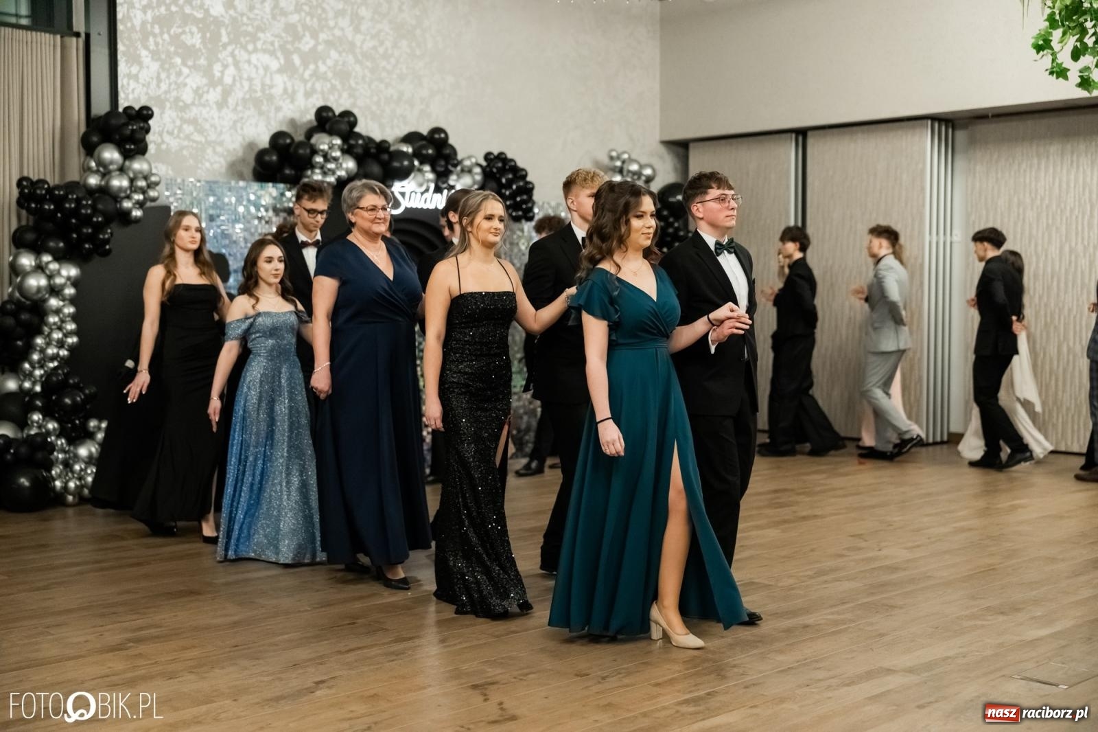 Zdjęcie w galerii na portalu naszraciborz.pl: ZSO nr 1 w Raciborzu po raz pierwszy bawi się na studniówce w Rudach [FOTO i WIDEO] wiadomości z regionu