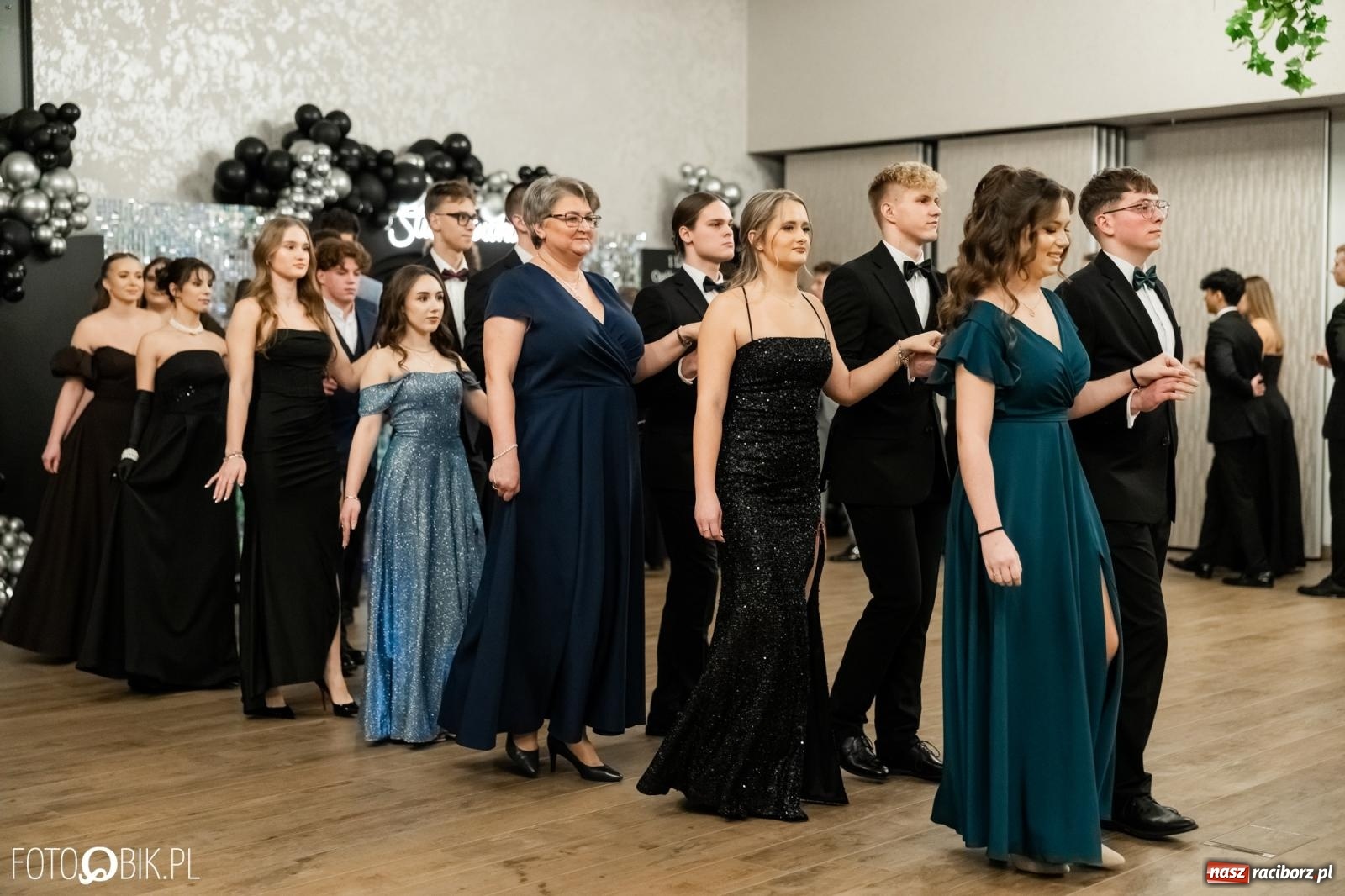 Zdjęcie w galerii na portalu naszraciborz.pl: ZSO nr 1 w Raciborzu po raz pierwszy bawi się na studniówce w Rudach [FOTO i WIDEO] wiadomości z regionu