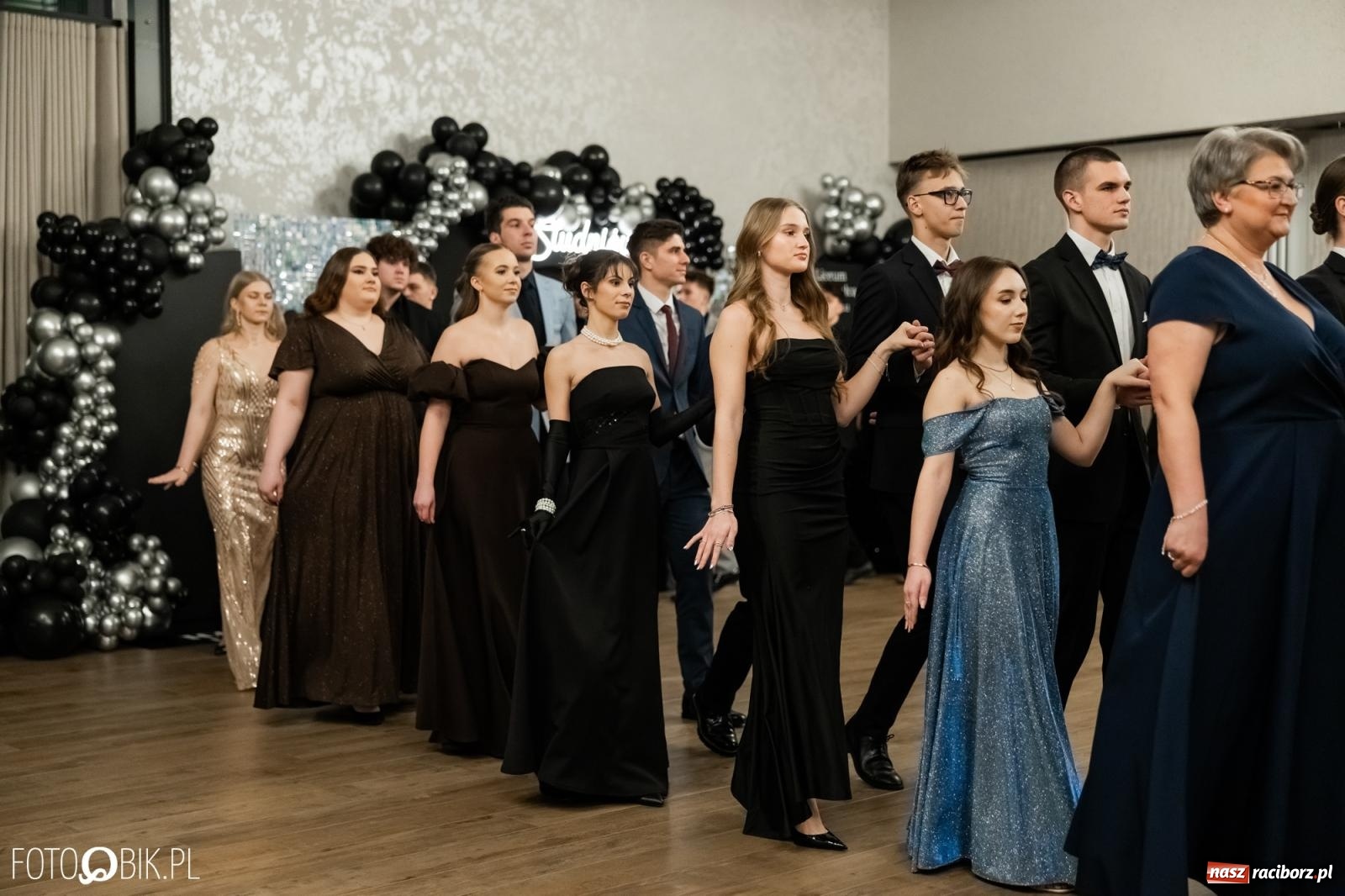 Zdjęcie w galerii na portalu naszraciborz.pl: ZSO nr 1 w Raciborzu po raz pierwszy bawi się na studniówce w Rudach [FOTO i WIDEO] wiadomości z regionu