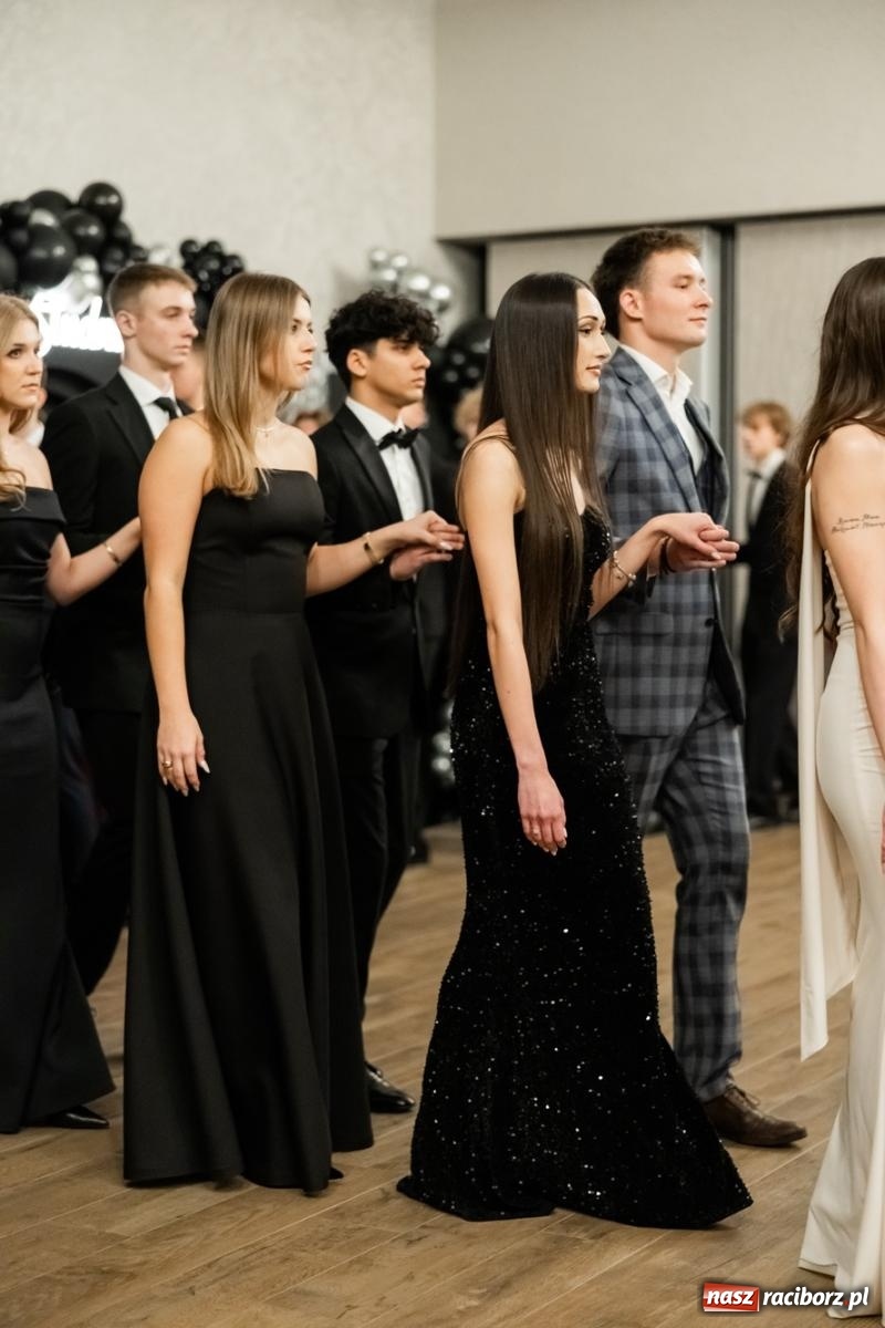 Zdjęcie w galerii na portalu naszraciborz.pl: ZSO nr 1 w Raciborzu po raz pierwszy bawi się na studniówce w Rudach [FOTO i WIDEO] wiadomości z regionu