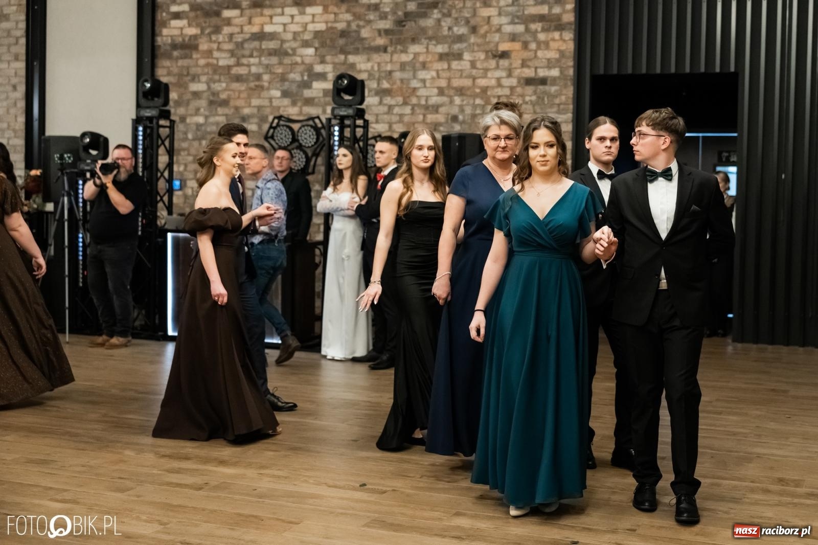 Zdjęcie w galerii na portalu naszraciborz.pl: ZSO nr 1 w Raciborzu po raz pierwszy bawi się na studniówce w Rudach [FOTO i WIDEO] wiadomości z regionu