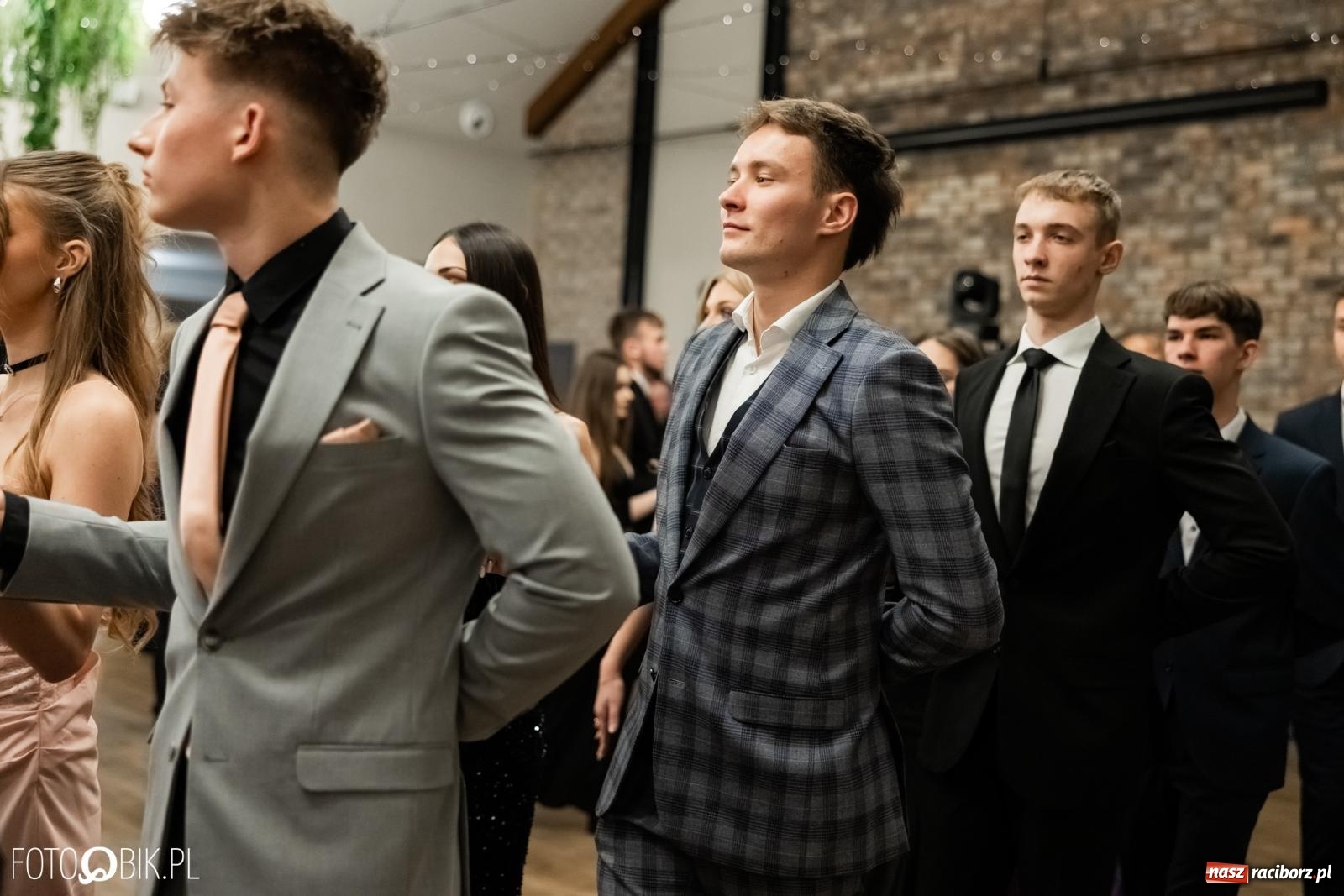 Zdjęcie w galerii na portalu naszraciborz.pl: ZSO nr 1 w Raciborzu po raz pierwszy bawi się na studniówce w Rudach [FOTO i WIDEO] wiadomości z regionu