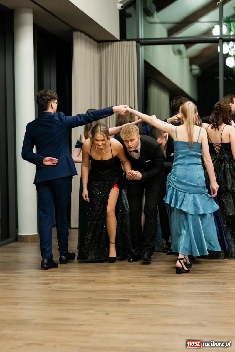 Zdjęcie w galerii na portalu naszraciborz.pl: ZSO nr 1 w Raciborzu po raz pierwszy bawi się na studniówce w Rudach [FOTO i WIDEO] wiadomości z regionu