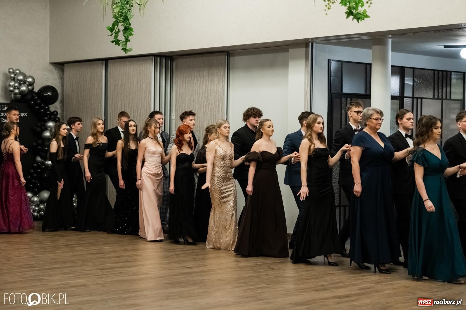 Zdjęcie w galerii na portalu naszraciborz.pl: ZSO nr 1 w Raciborzu po raz pierwszy bawi się na studniówce w Rudach [FOTO i WIDEO] wiadomości z regionu