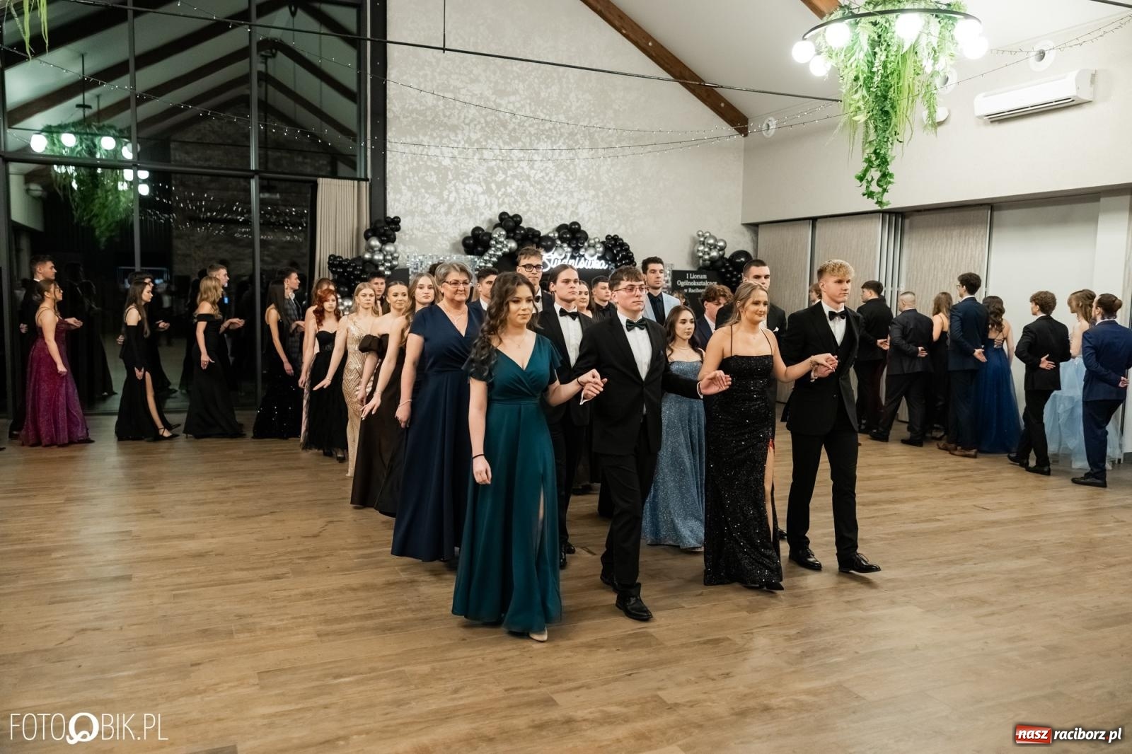 Zdjęcie w galerii na portalu naszraciborz.pl: ZSO nr 1 w Raciborzu po raz pierwszy bawi się na studniówce w Rudach [FOTO i WIDEO] wiadomości z regionu