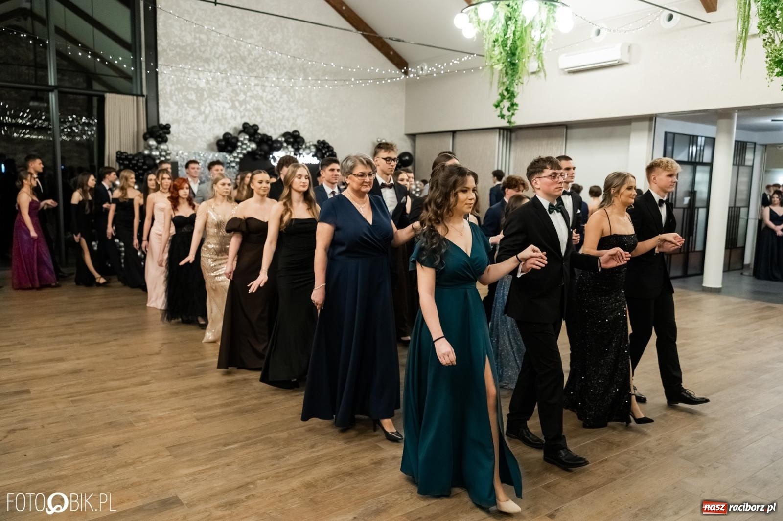 Zdjęcie w galerii na portalu naszraciborz.pl: ZSO nr 1 w Raciborzu po raz pierwszy bawi się na studniówce w Rudach [FOTO i WIDEO] wiadomości z regionu