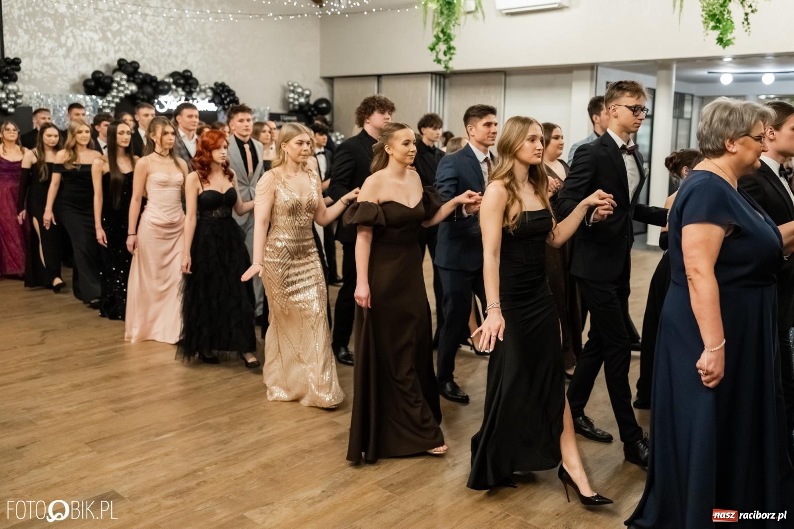 Zdjęcie w galerii na portalu naszraciborz.pl: ZSO nr 1 w Raciborzu po raz pierwszy bawi się na studniówce w Rudach [FOTO i WIDEO] wiadomości z regionu