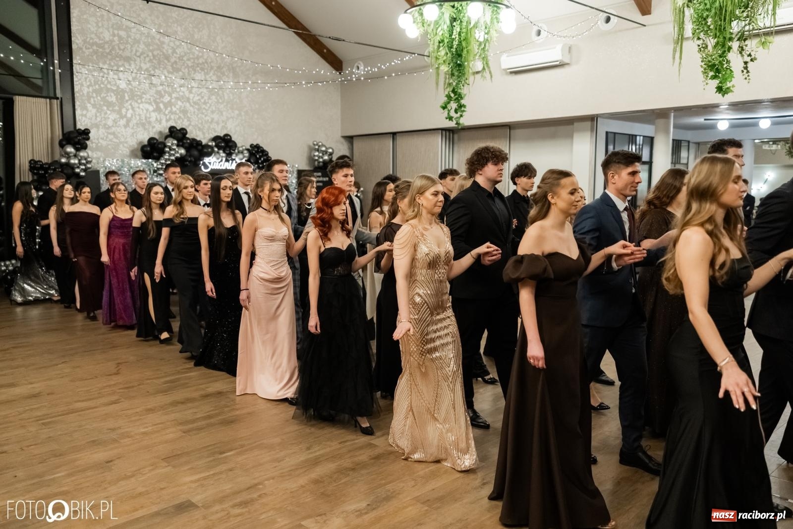 Zdjęcie w galerii na portalu naszraciborz.pl: ZSO nr 1 w Raciborzu po raz pierwszy bawi się na studniówce w Rudach [FOTO i WIDEO] wiadomości z regionu