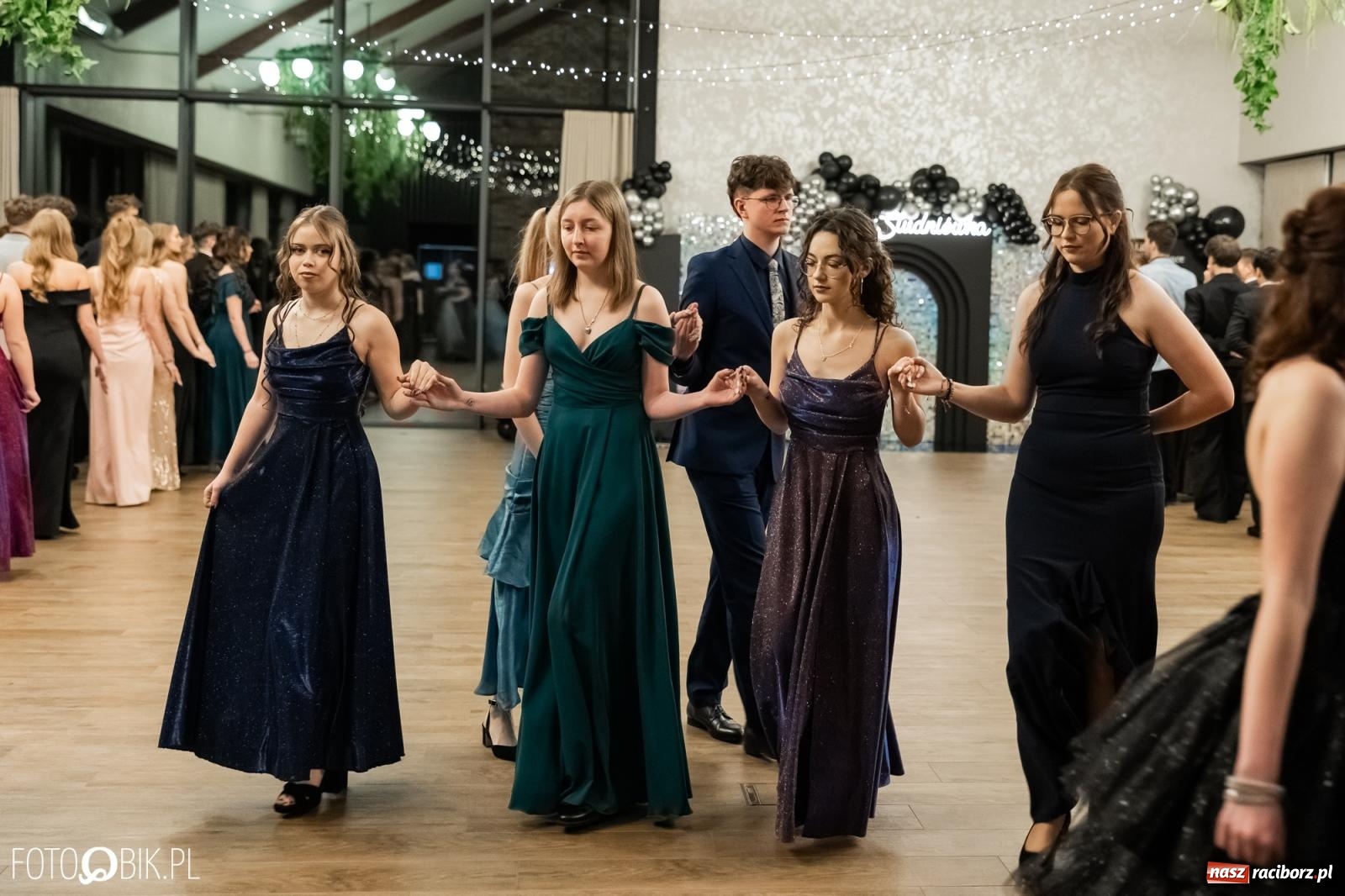 Zdjęcie w galerii na portalu naszraciborz.pl: ZSO nr 1 w Raciborzu po raz pierwszy bawi się na studniówce w Rudach [FOTO i WIDEO] wiadomości z regionu