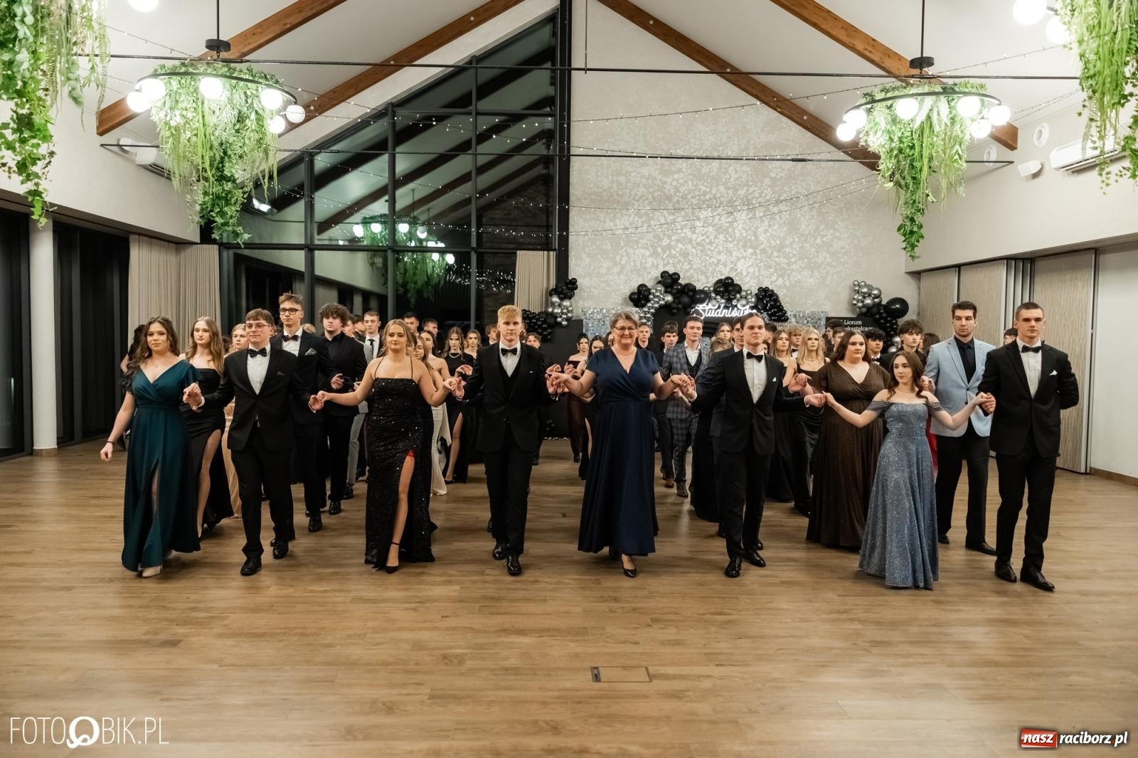 Zdjęcie w galerii na portalu naszraciborz.pl: ZSO nr 1 w Raciborzu po raz pierwszy bawi się na studniówce w Rudach [FOTO i WIDEO] wiadomości z regionu