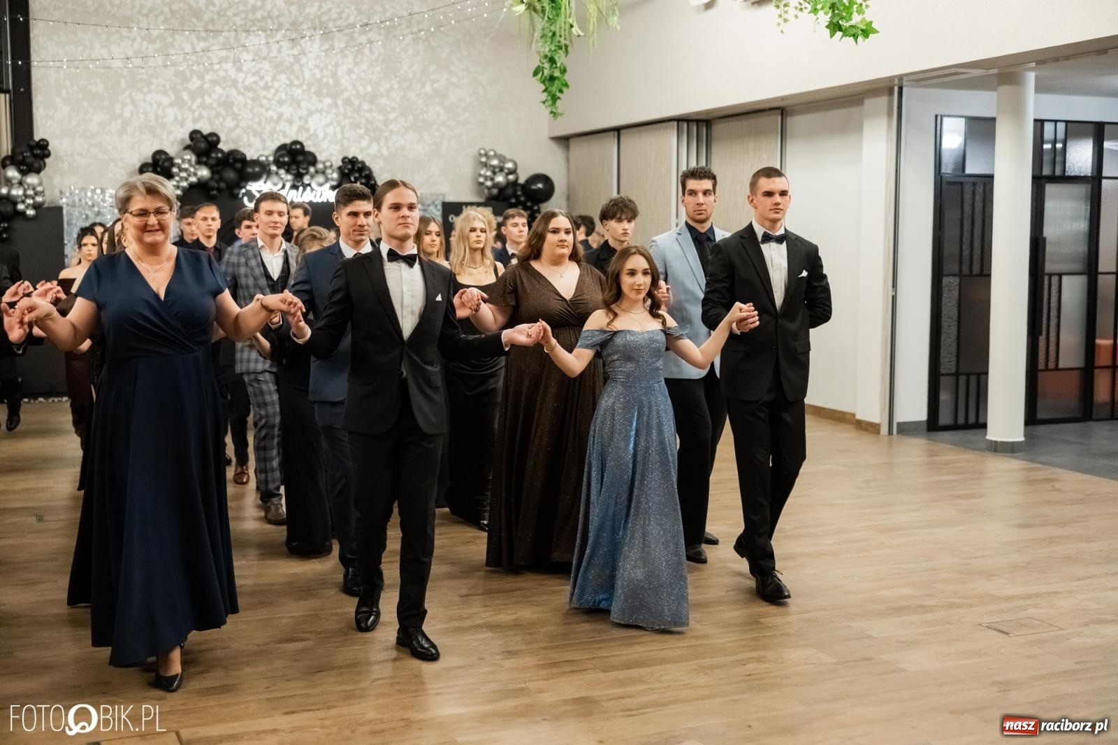 Zdjęcie w galerii na portalu naszraciborz.pl: ZSO nr 1 w Raciborzu po raz pierwszy bawi się na studniówce w Rudach [FOTO i WIDEO] wiadomości z regionu