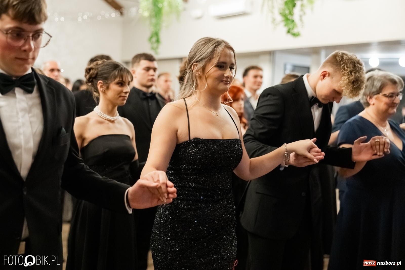 Zdjęcie w galerii na portalu naszraciborz.pl: ZSO nr 1 w Raciborzu po raz pierwszy bawi się na studniówce w Rudach [FOTO i WIDEO] wiadomości z regionu