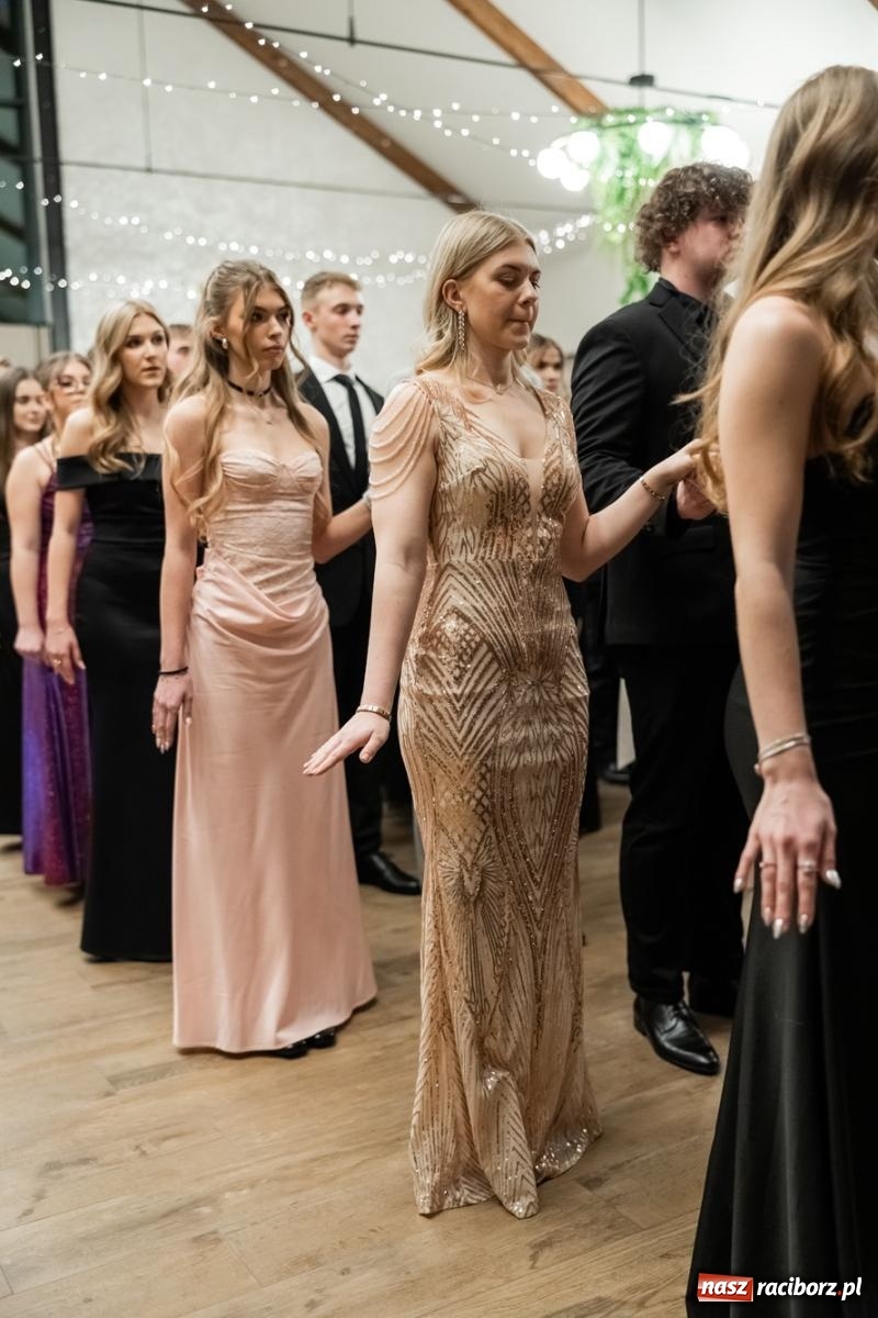 Zdjęcie w galerii na portalu naszraciborz.pl: ZSO nr 1 w Raciborzu po raz pierwszy bawi się na studniówce w Rudach [FOTO i WIDEO] wiadomości z regionu