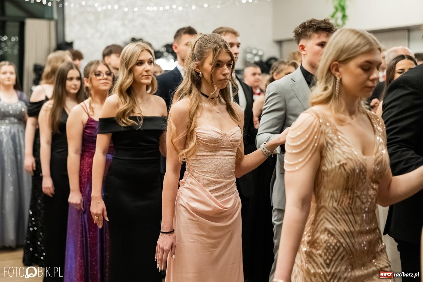 Zdjęcie w galerii na portalu naszraciborz.pl: ZSO nr 1 w Raciborzu po raz pierwszy bawi się na studniówce w Rudach [FOTO i WIDEO] wiadomości z regionu