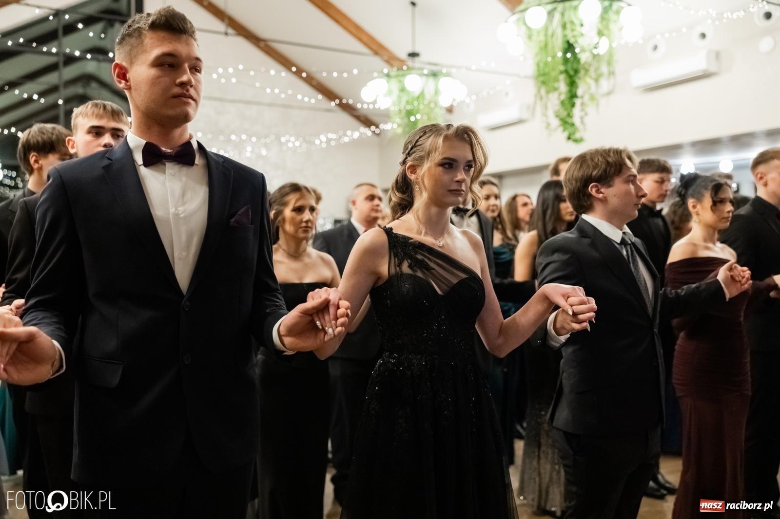 Zdjęcie w galerii na portalu naszraciborz.pl: ZSO nr 1 w Raciborzu po raz pierwszy bawi się na studniówce w Rudach [FOTO i WIDEO] wiadomości z regionu