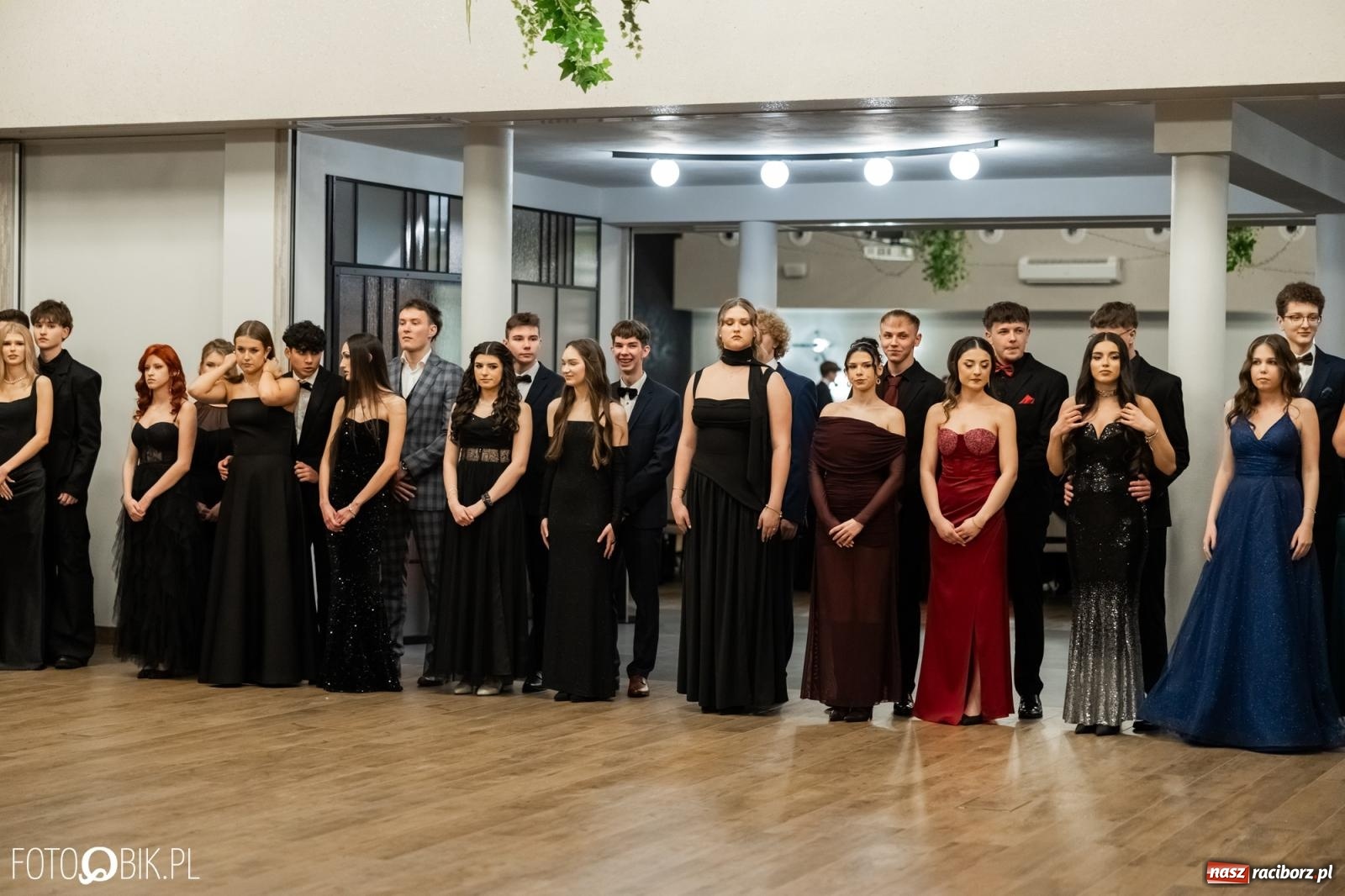 Zdjęcie w galerii na portalu naszraciborz.pl: ZSO nr 1 w Raciborzu po raz pierwszy bawi się na studniówce w Rudach [FOTO i WIDEO] wiadomości z regionu