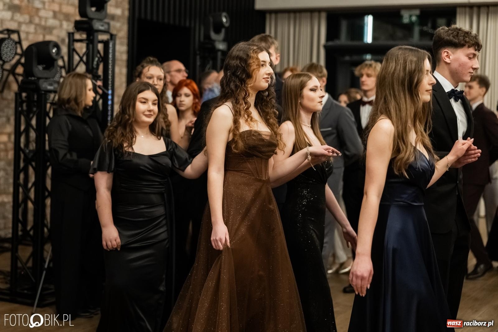 Zdjęcie w galerii na portalu naszraciborz.pl: ZSO nr 1 w Raciborzu po raz pierwszy bawi się na studniówce w Rudach [FOTO i WIDEO] wiadomości z regionu