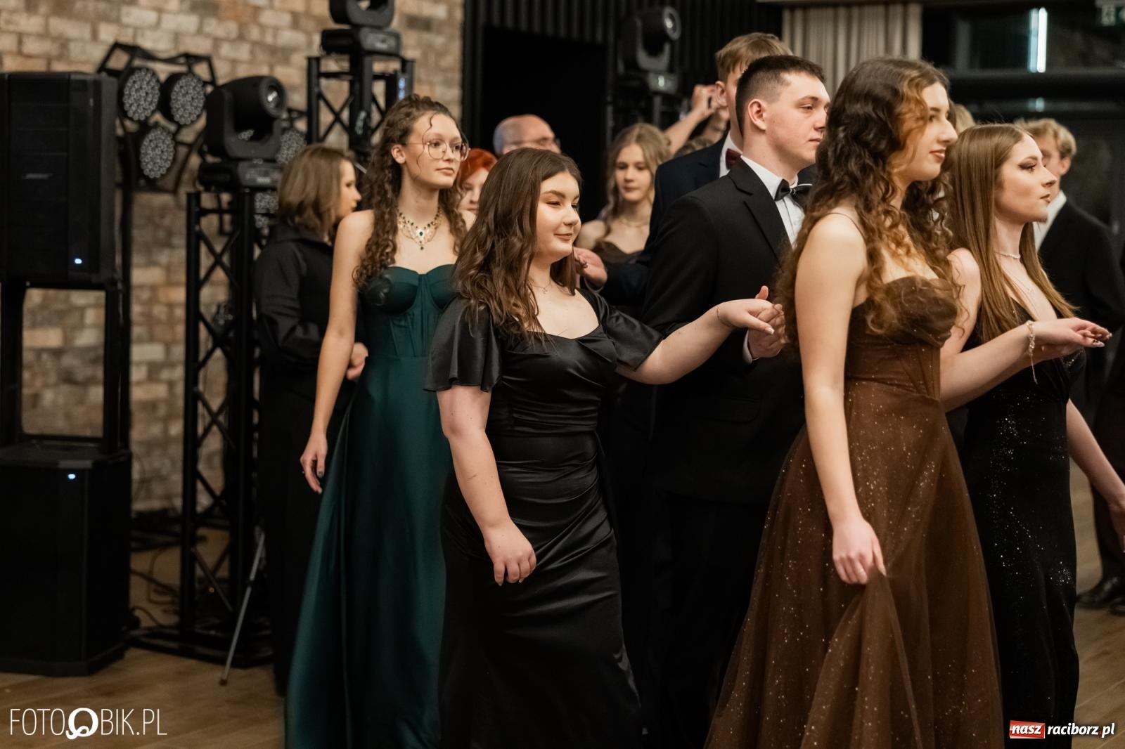 Zdjęcie w galerii na portalu naszraciborz.pl: ZSO nr 1 w Raciborzu po raz pierwszy bawi się na studniówce w Rudach [FOTO i WIDEO] wiadomości z regionu