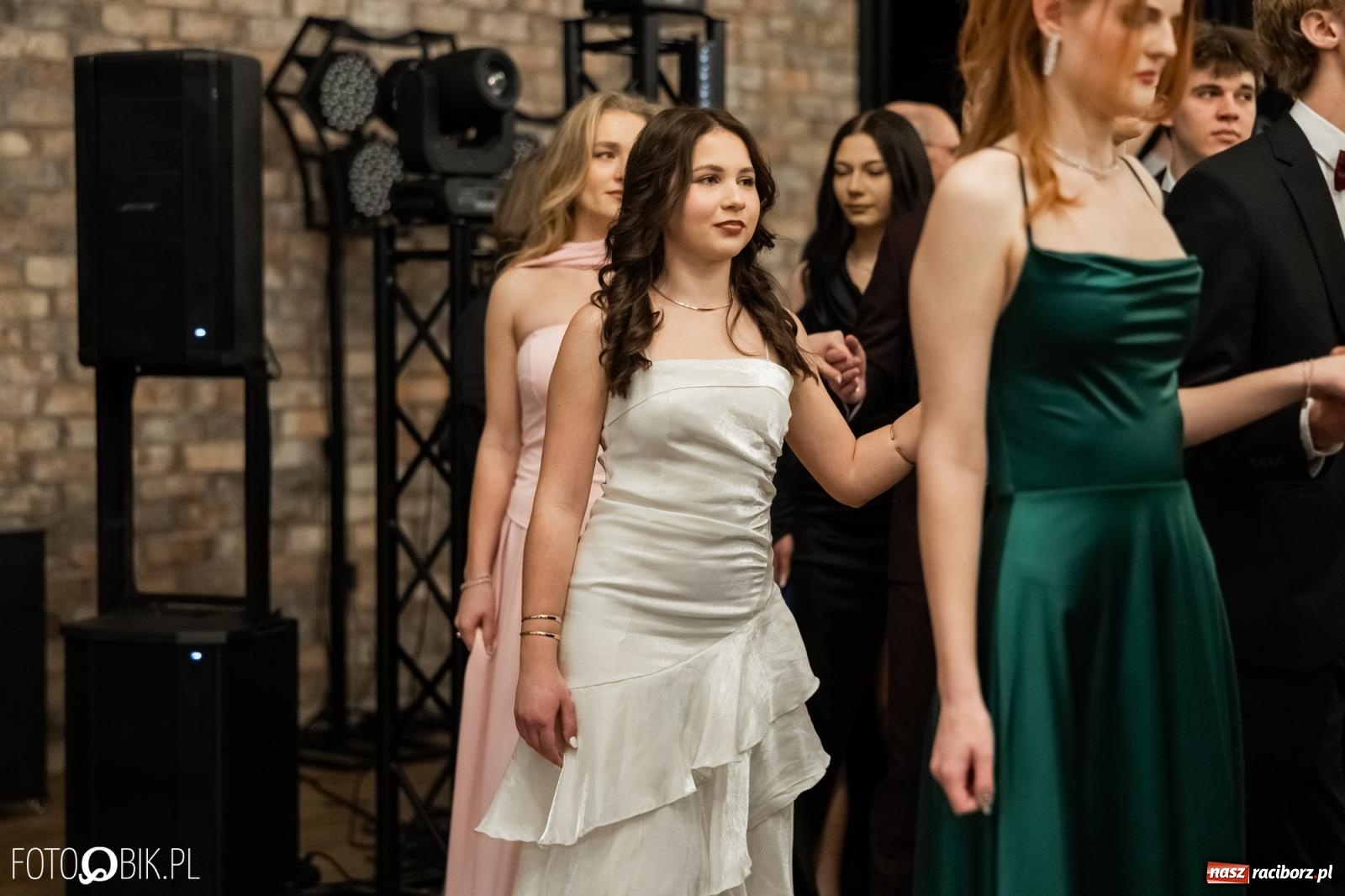 Zdjęcie w galerii na portalu naszraciborz.pl: ZSO nr 1 w Raciborzu po raz pierwszy bawi się na studniówce w Rudach [FOTO i WIDEO] wiadomości z regionu