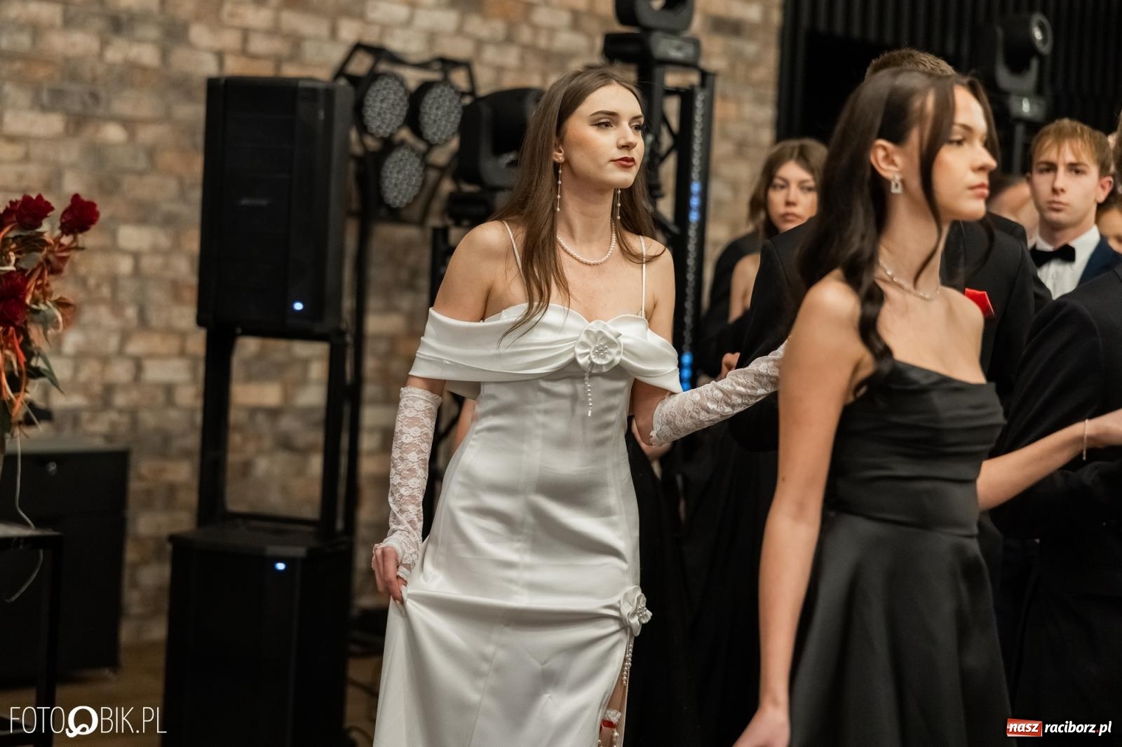 Zdjęcie w galerii na portalu naszraciborz.pl: ZSO nr 1 w Raciborzu po raz pierwszy bawi się na studniówce w Rudach [FOTO i WIDEO] wiadomości z regionu