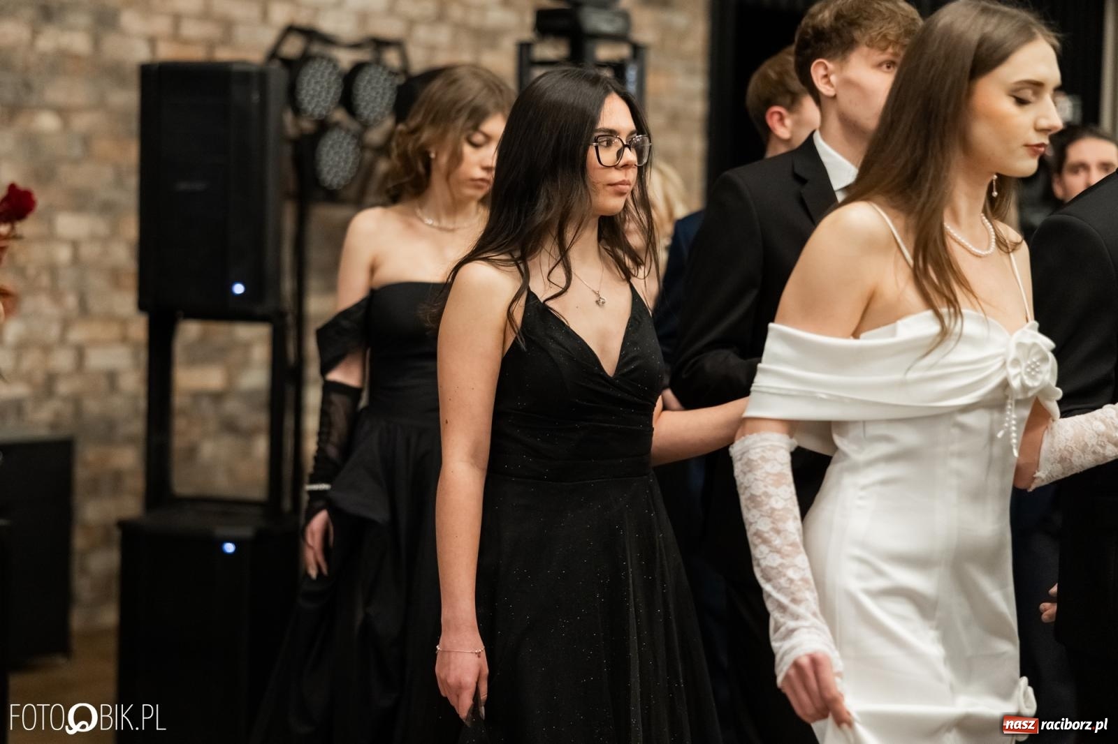 Zdjęcie w galerii na portalu naszraciborz.pl: ZSO nr 1 w Raciborzu po raz pierwszy bawi się na studniówce w Rudach [FOTO i WIDEO] wiadomości z regionu