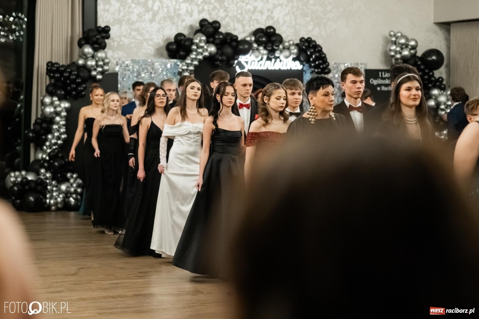 Zdjęcie w galerii na portalu naszraciborz.pl: ZSO nr 1 w Raciborzu po raz pierwszy bawi się na studniówce w Rudach [FOTO i WIDEO] wiadomości z regionu