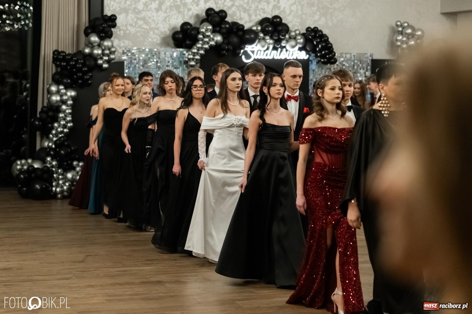 Zdjęcie w galerii na portalu naszraciborz.pl: ZSO nr 1 w Raciborzu po raz pierwszy bawi się na studniówce w Rudach [FOTO i WIDEO] wiadomości z regionu