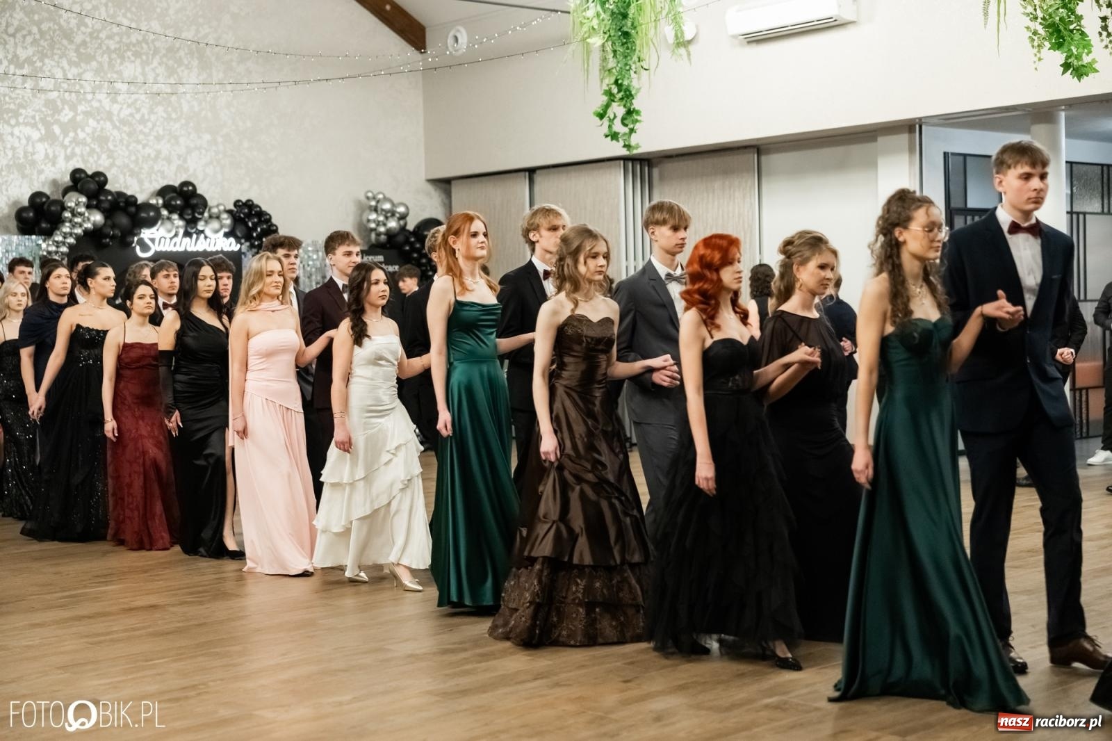 Zdjęcie w galerii na portalu naszraciborz.pl: ZSO nr 1 w Raciborzu po raz pierwszy bawi się na studniówce w Rudach [FOTO i WIDEO] wiadomości z regionu