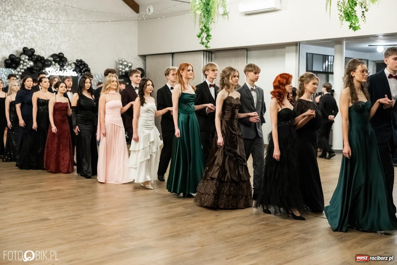 Zdjęcie w galerii na portalu naszraciborz.pl: ZSO nr 1 w Raciborzu po raz pierwszy bawi się na studniówce w Rudach [FOTO i WIDEO] wiadomości z regionu