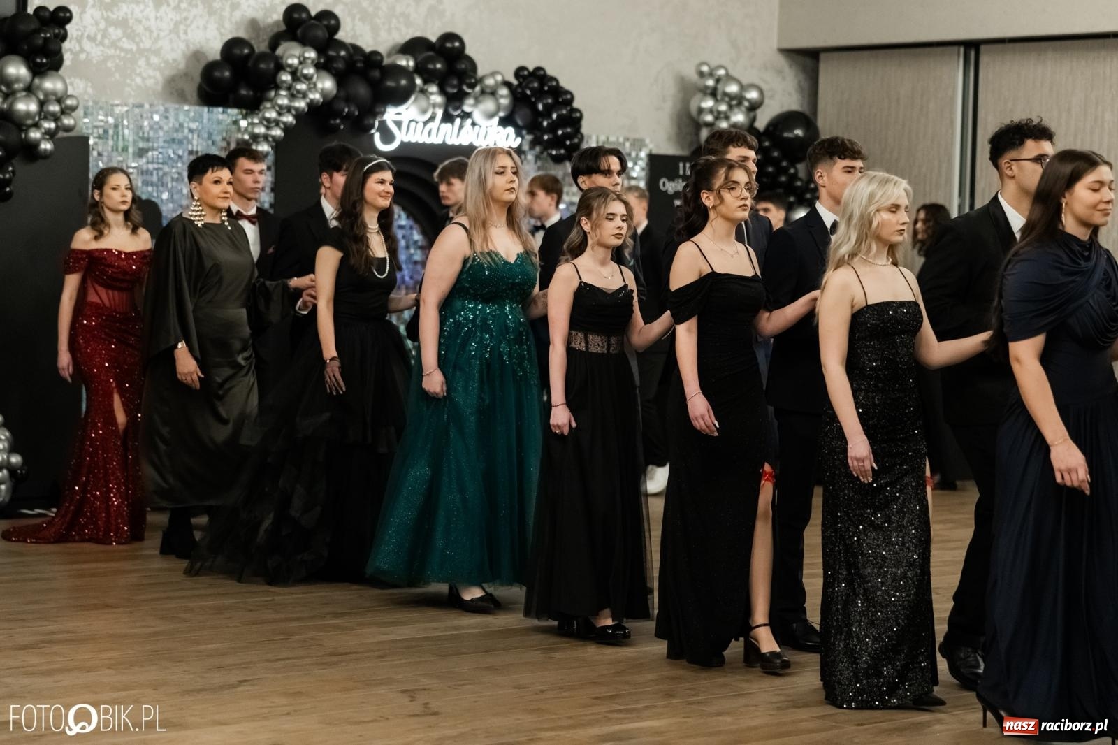 Zdjęcie w galerii na portalu naszraciborz.pl: ZSO nr 1 w Raciborzu po raz pierwszy bawi się na studniówce w Rudach [FOTO i WIDEO] wiadomości z regionu