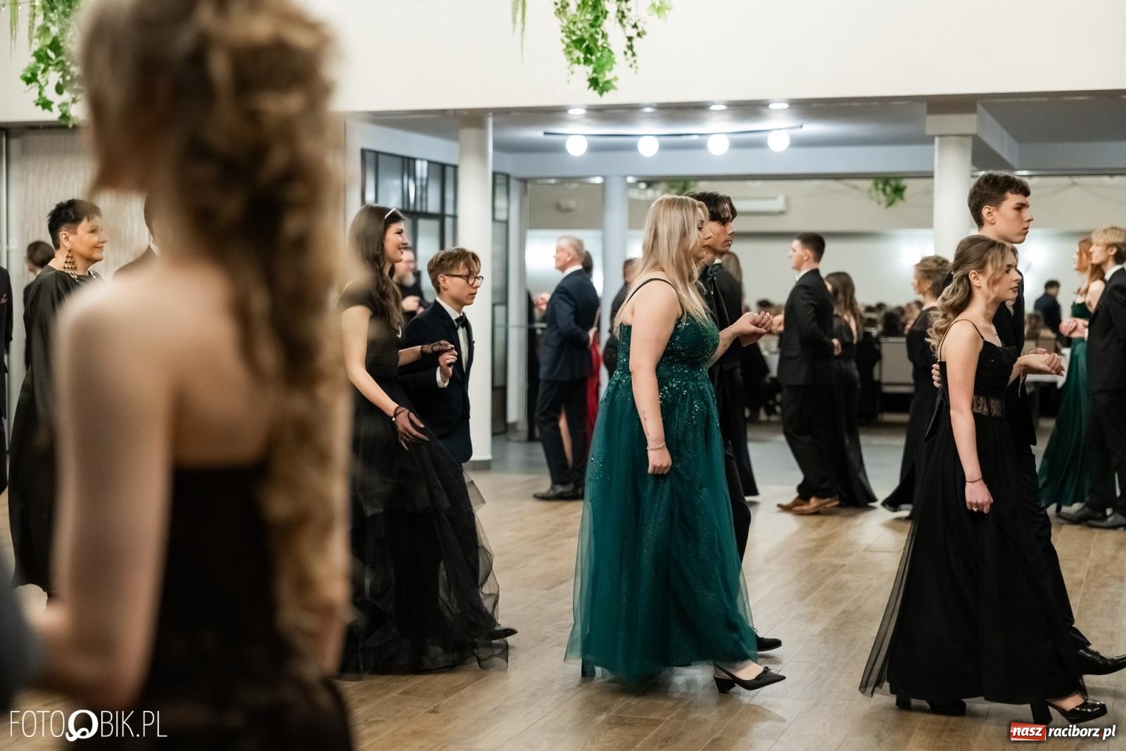 Zdjęcie w galerii na portalu naszraciborz.pl: ZSO nr 1 w Raciborzu po raz pierwszy bawi się na studniówce w Rudach [FOTO i WIDEO] wiadomości z regionu